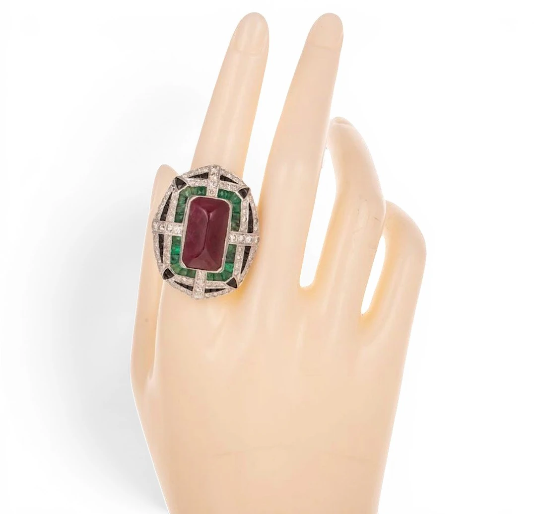 Ring with central ruby, emeralds, onyx and diamonds