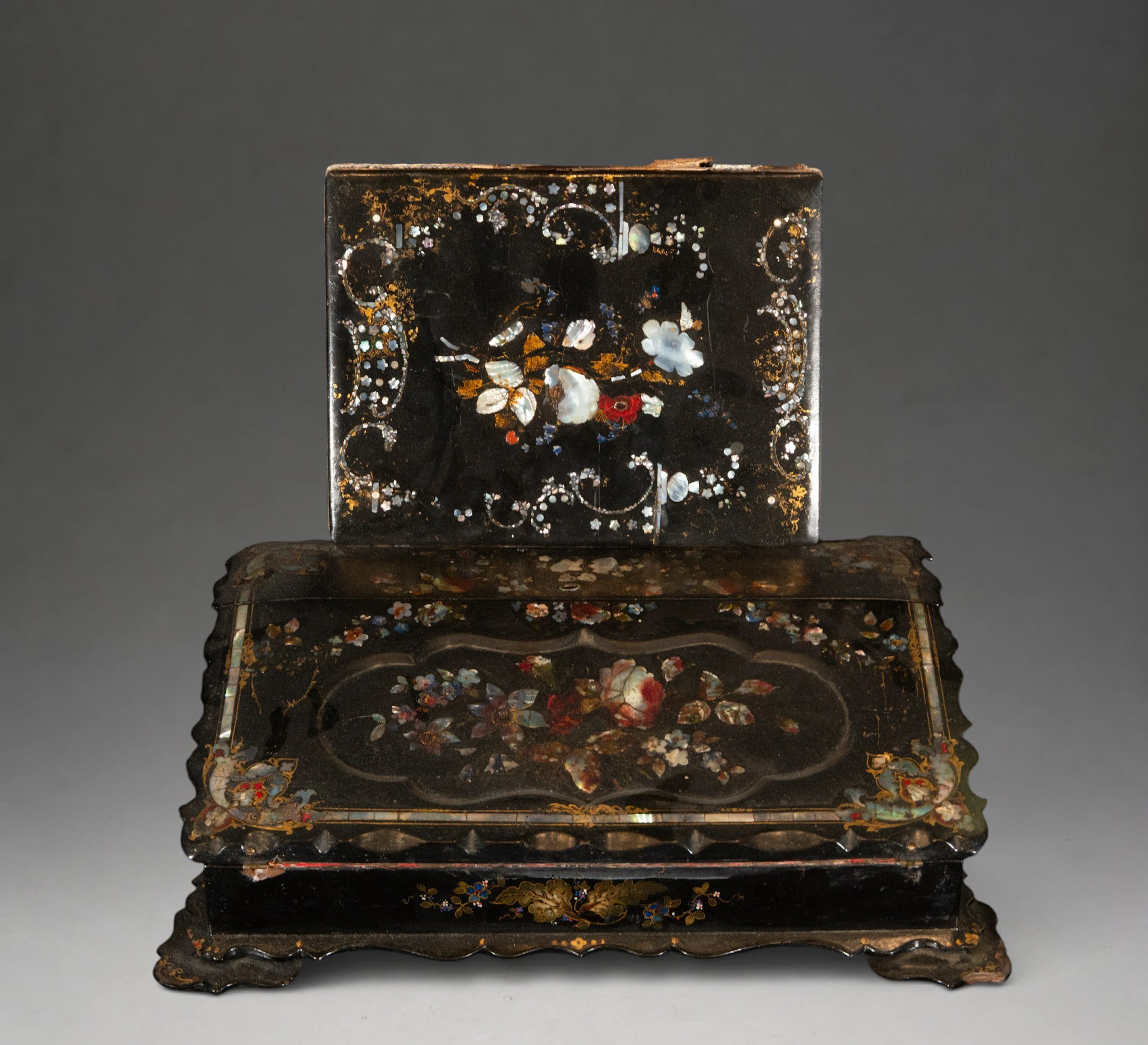 Lacquered box with floral decoration and mother-of-pearl inlays –