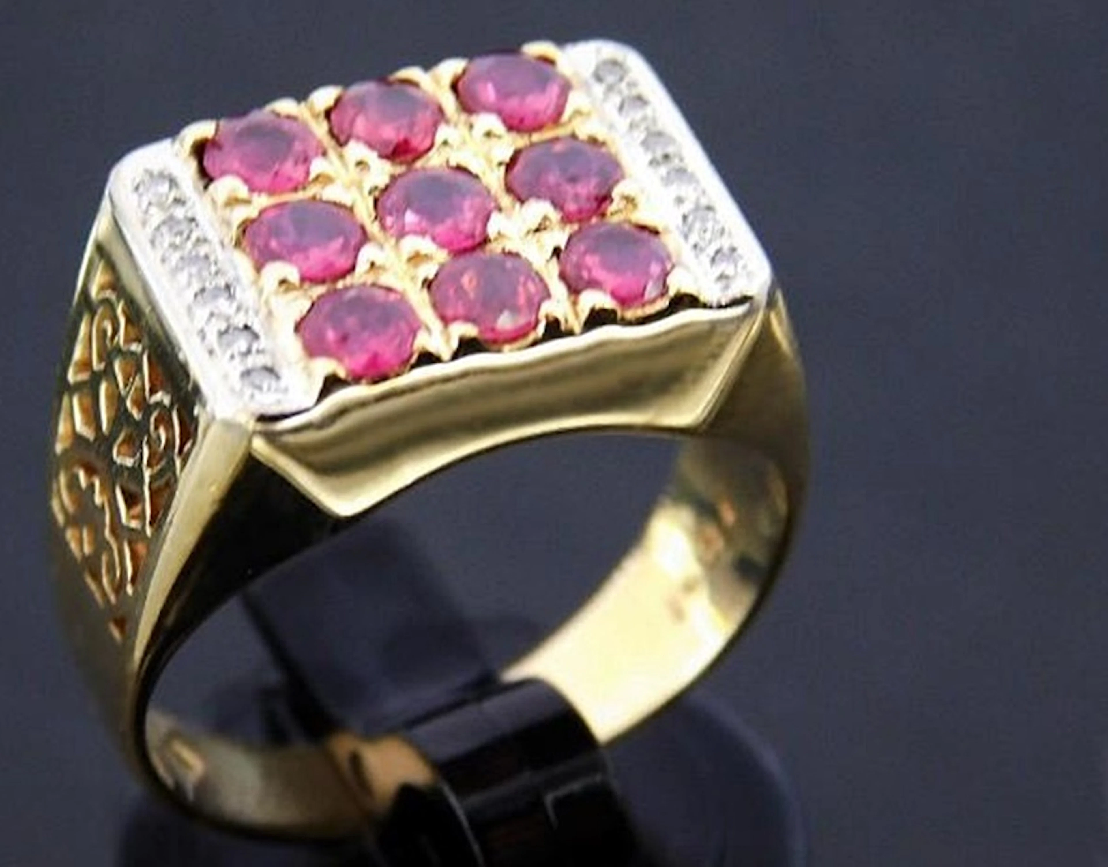 LARGE 14K GOLD RING WITH 1.10 CTS OF RUBIES AND DIAMONDS.