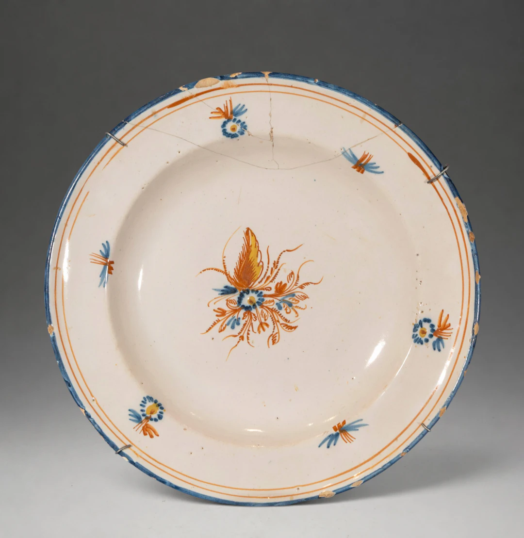 MANISES CERAMICS - Plate with polychrome floral bouquet
