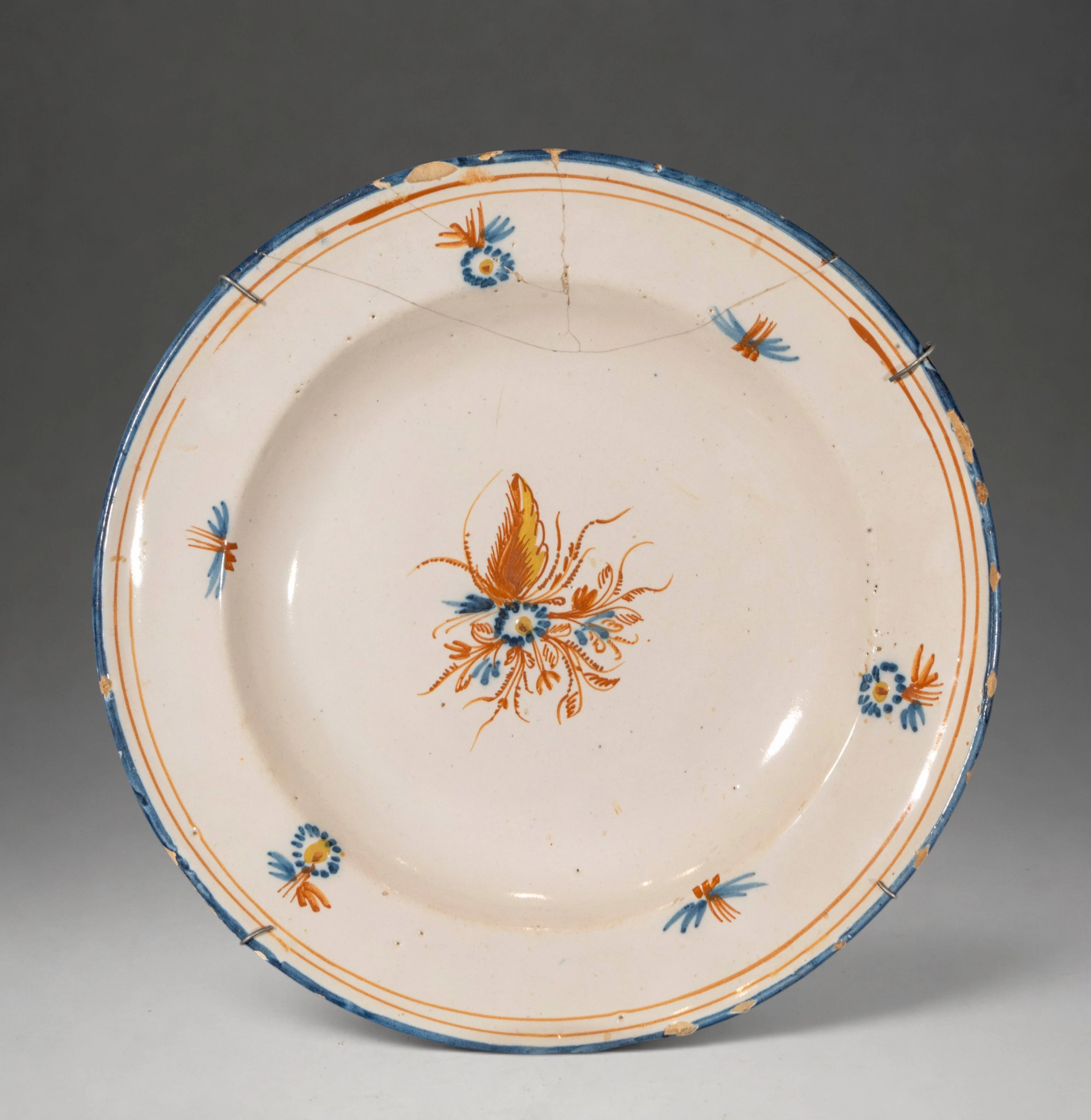 MANISES CERAMICS - Plate with polychrome floral bouquet