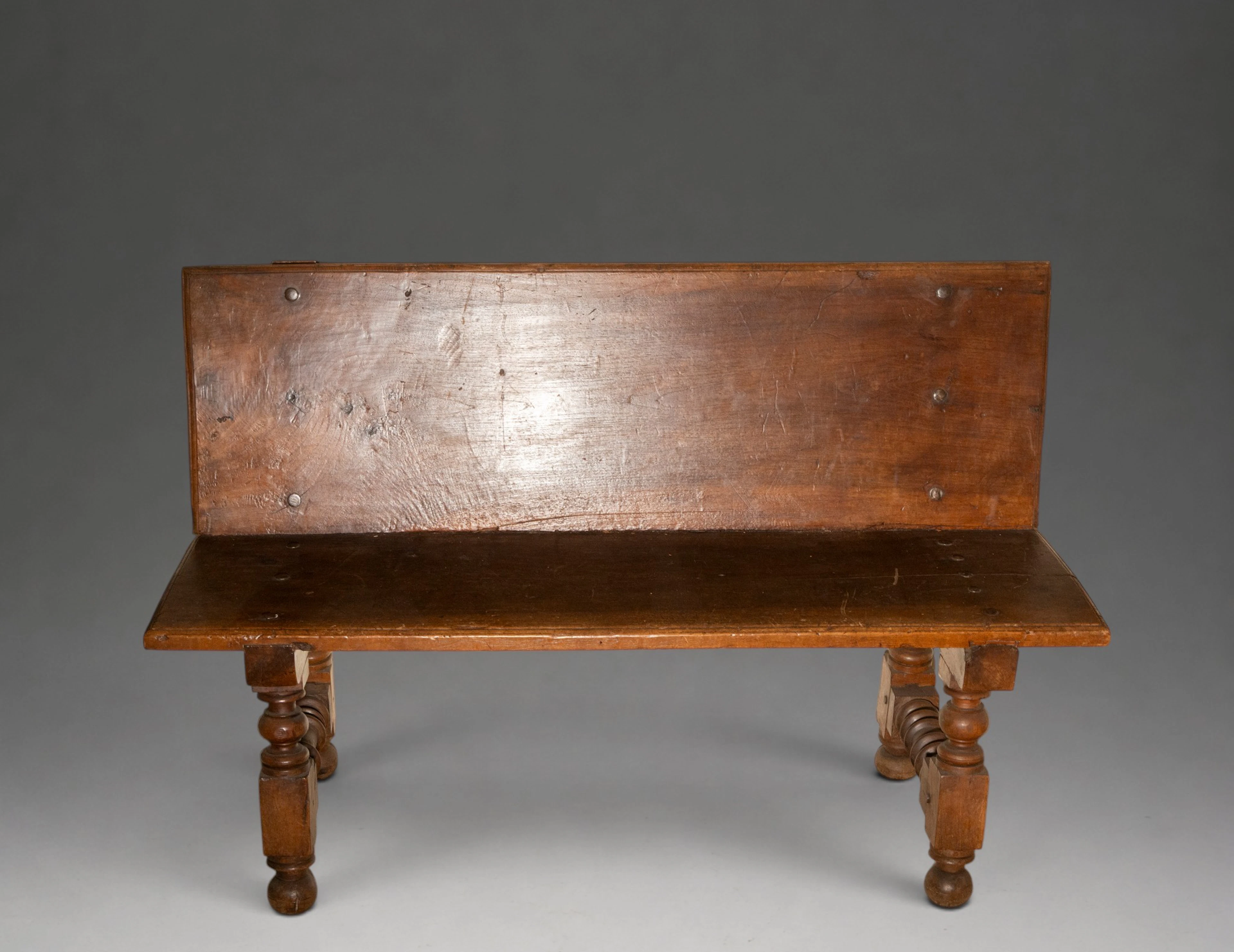 Castilian walnut bench – Castilian School – 17th century