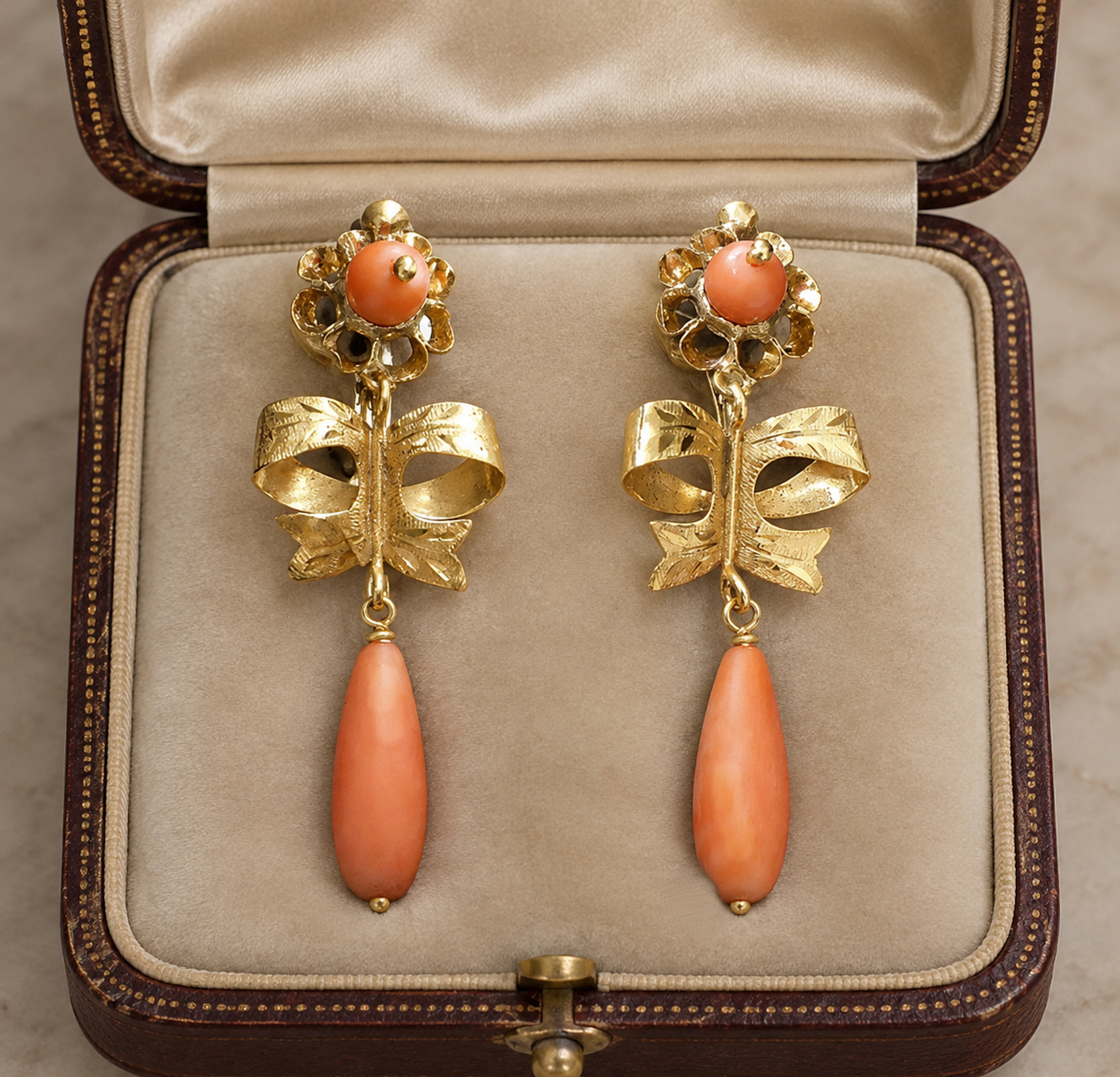 Antique earrings made of 18-karat gold and natural coral. Weight: 4.5 grams.