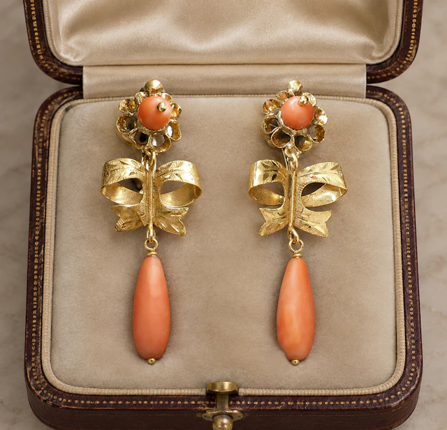 Antique earrings made of 18-karat gold and natural coral. Weight: 4.5 grams.