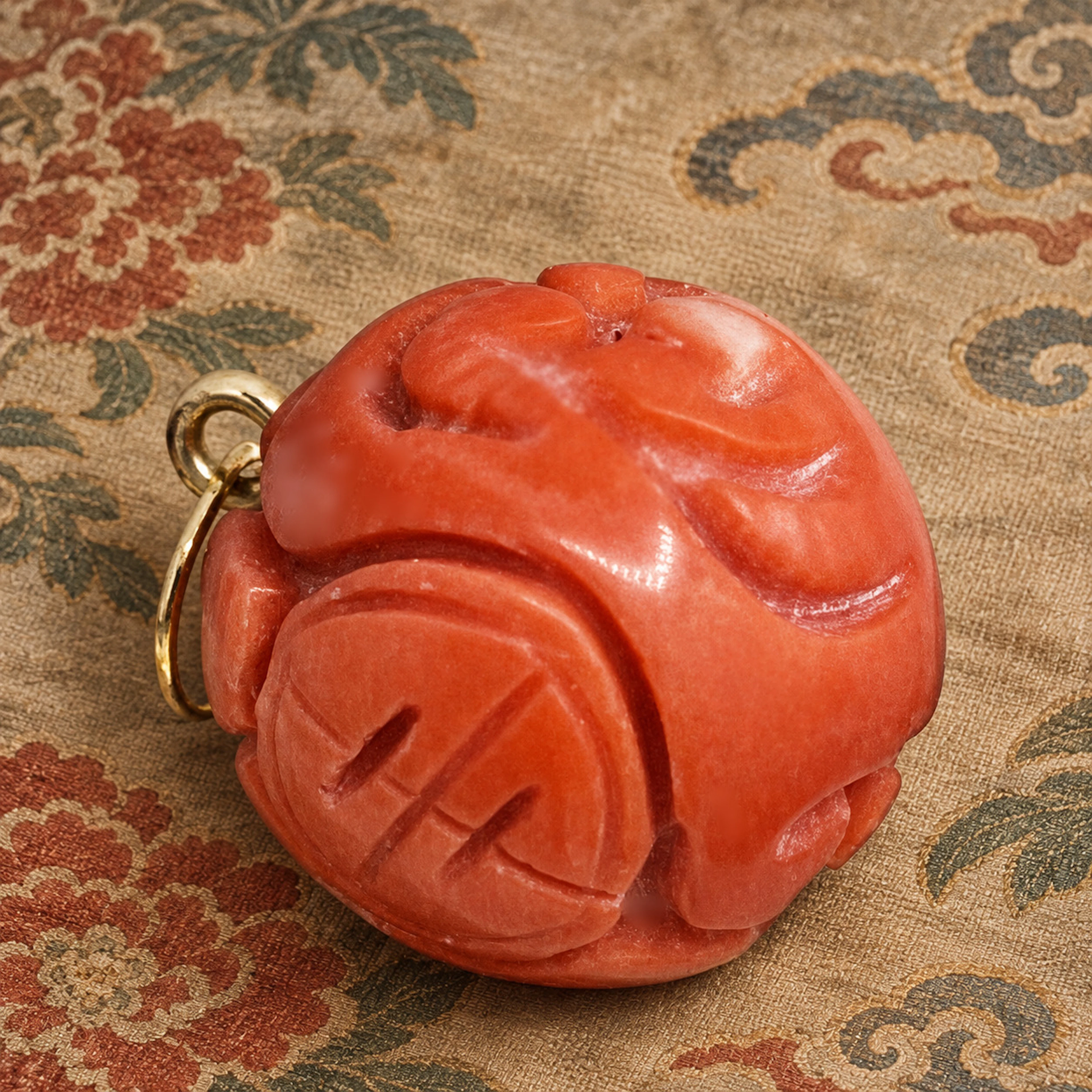 VINTAGE PENDANT IN 18K GOLD AND LARGE CARVED AND GRADED NATURAL CORAL.