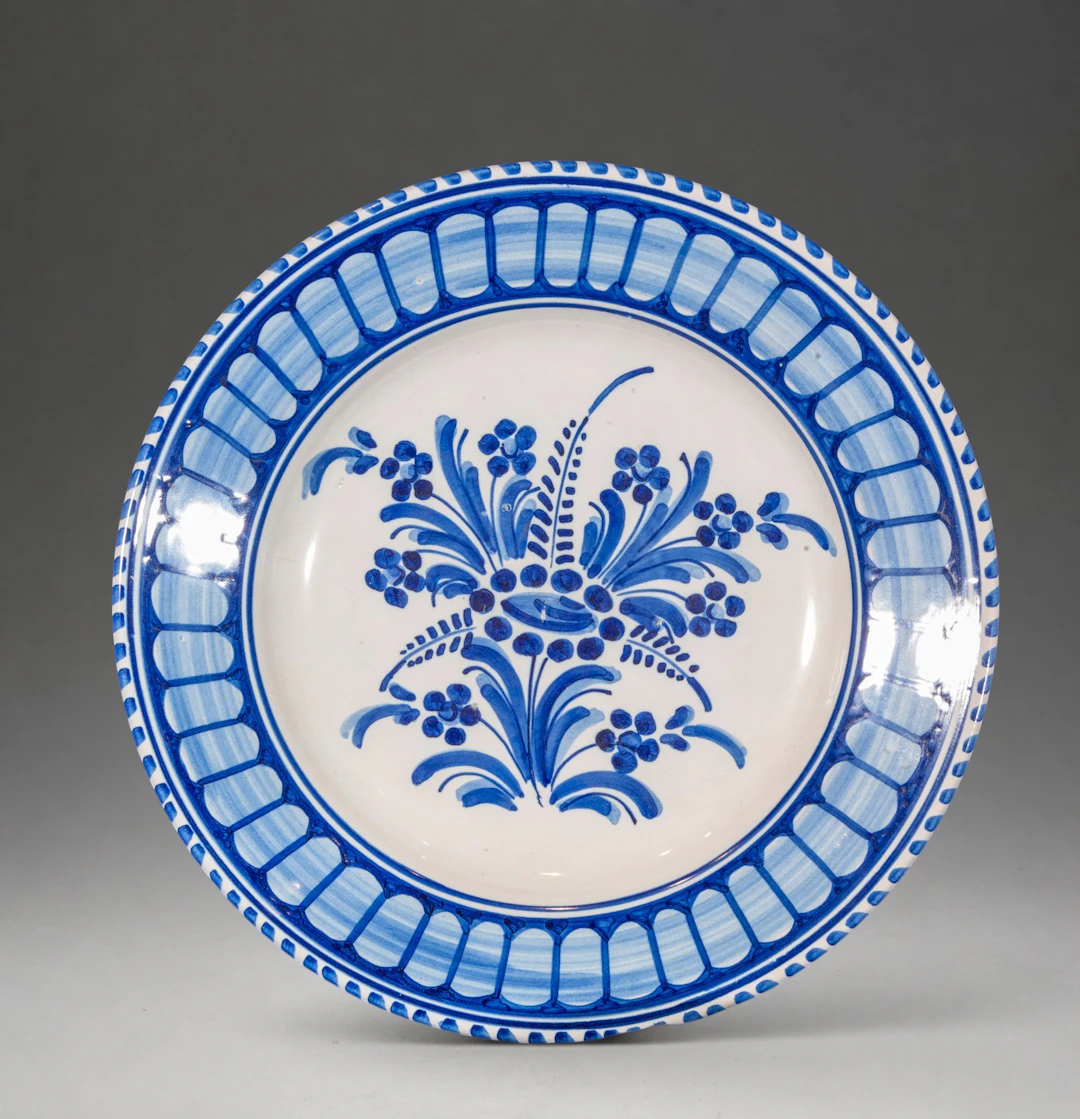 MANISES CERAMICS - Plate with floral bouquet in cobalt blue