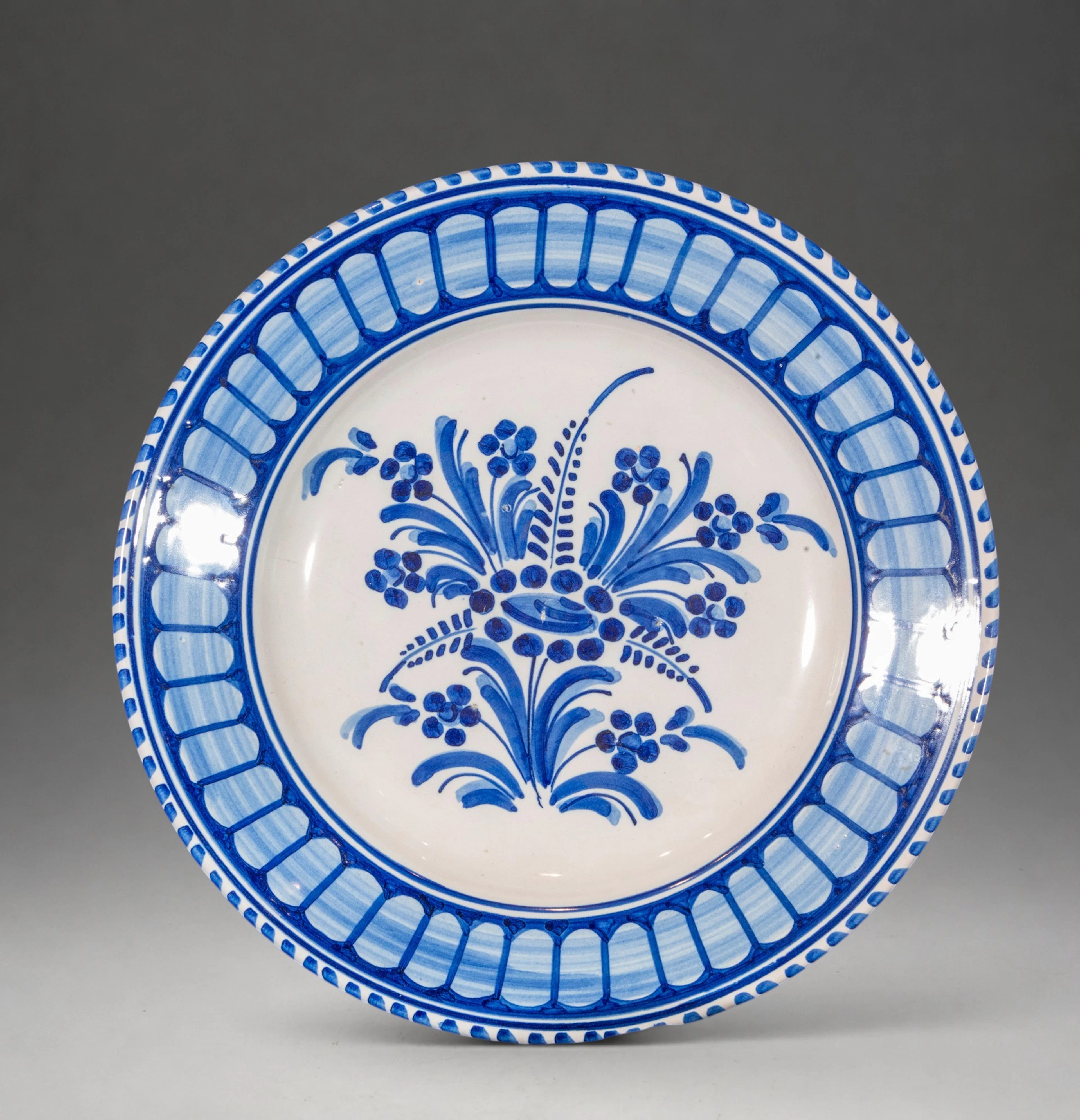MANISES CERAMICS - Plate with floral bouquet in cobalt blue