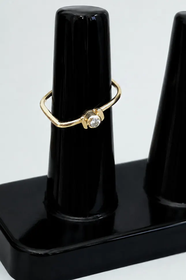 Minimalist 18-karat yellow gold solitaire ring with diamond