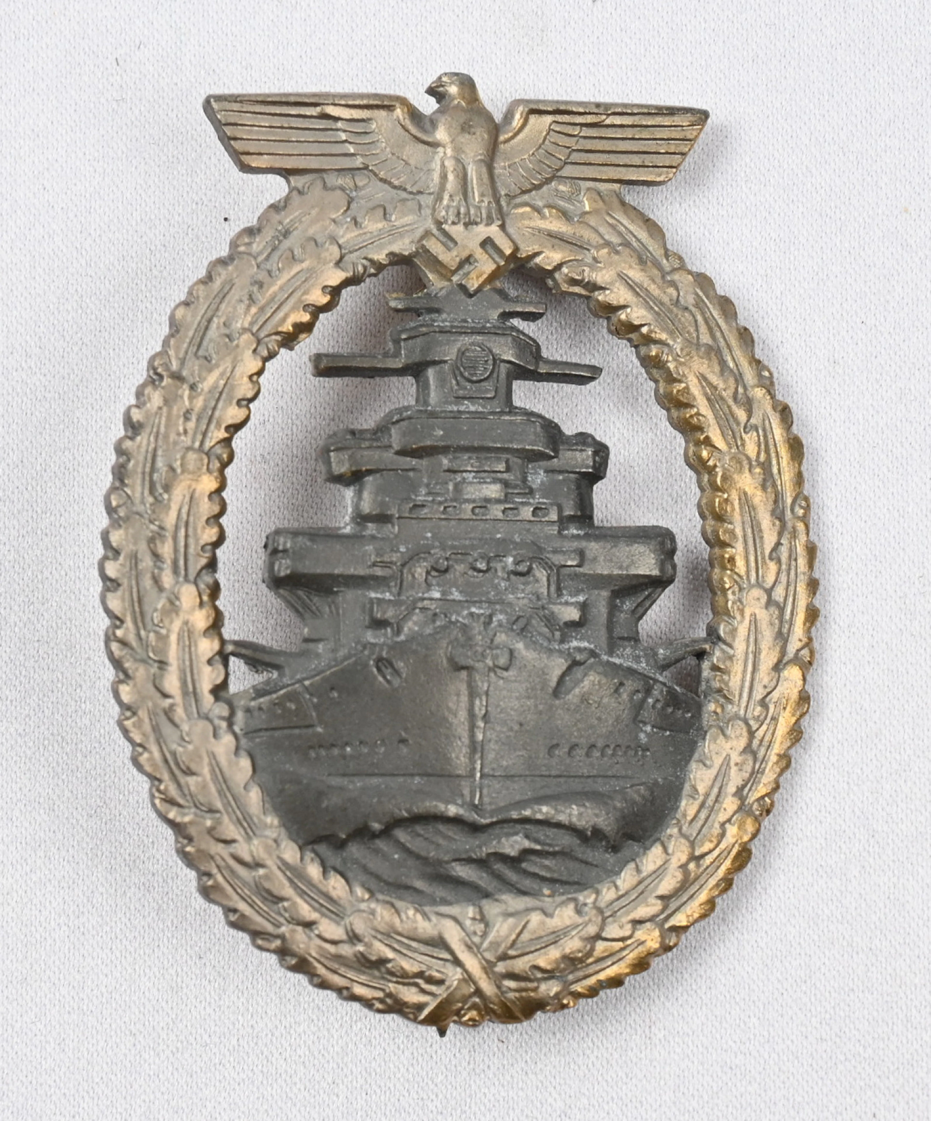German Navy war badge, gold-plated non-ferrous metal. On the back