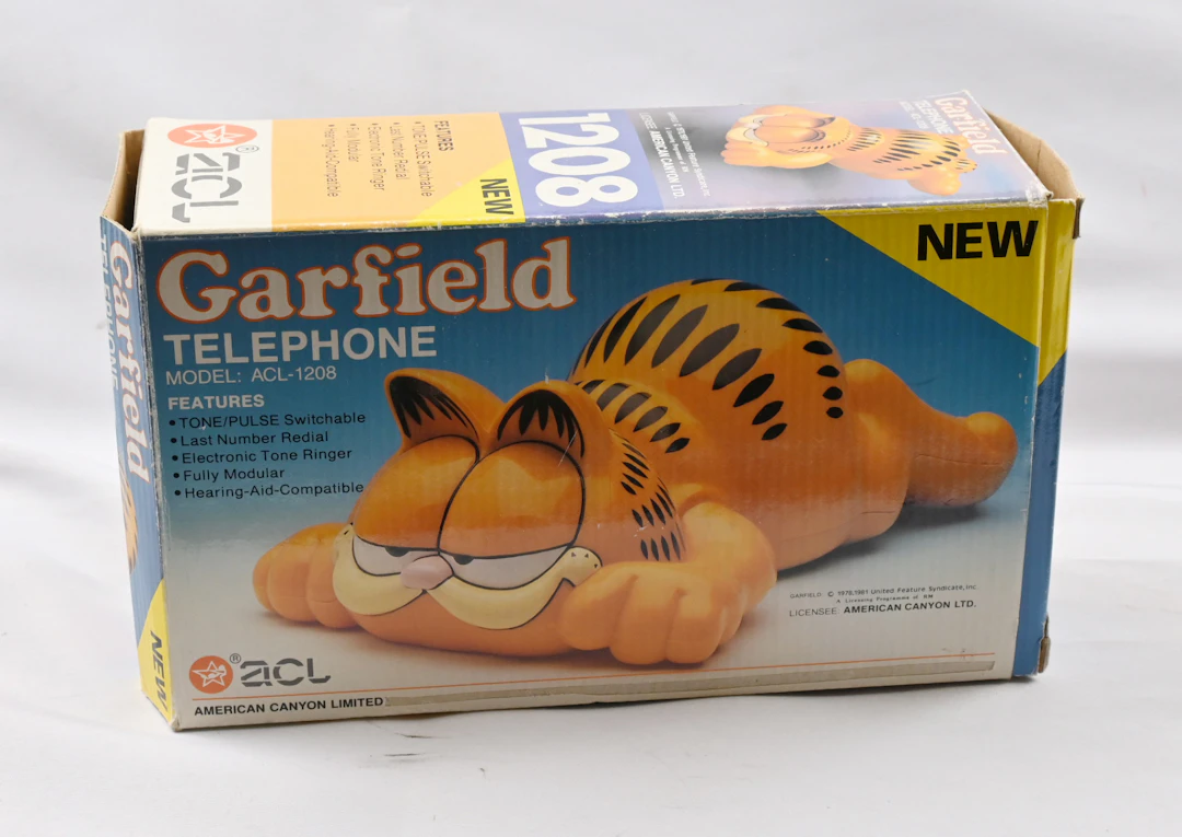 Garfield landline telephone, model ACL-1208, fine retro-spirited collectible