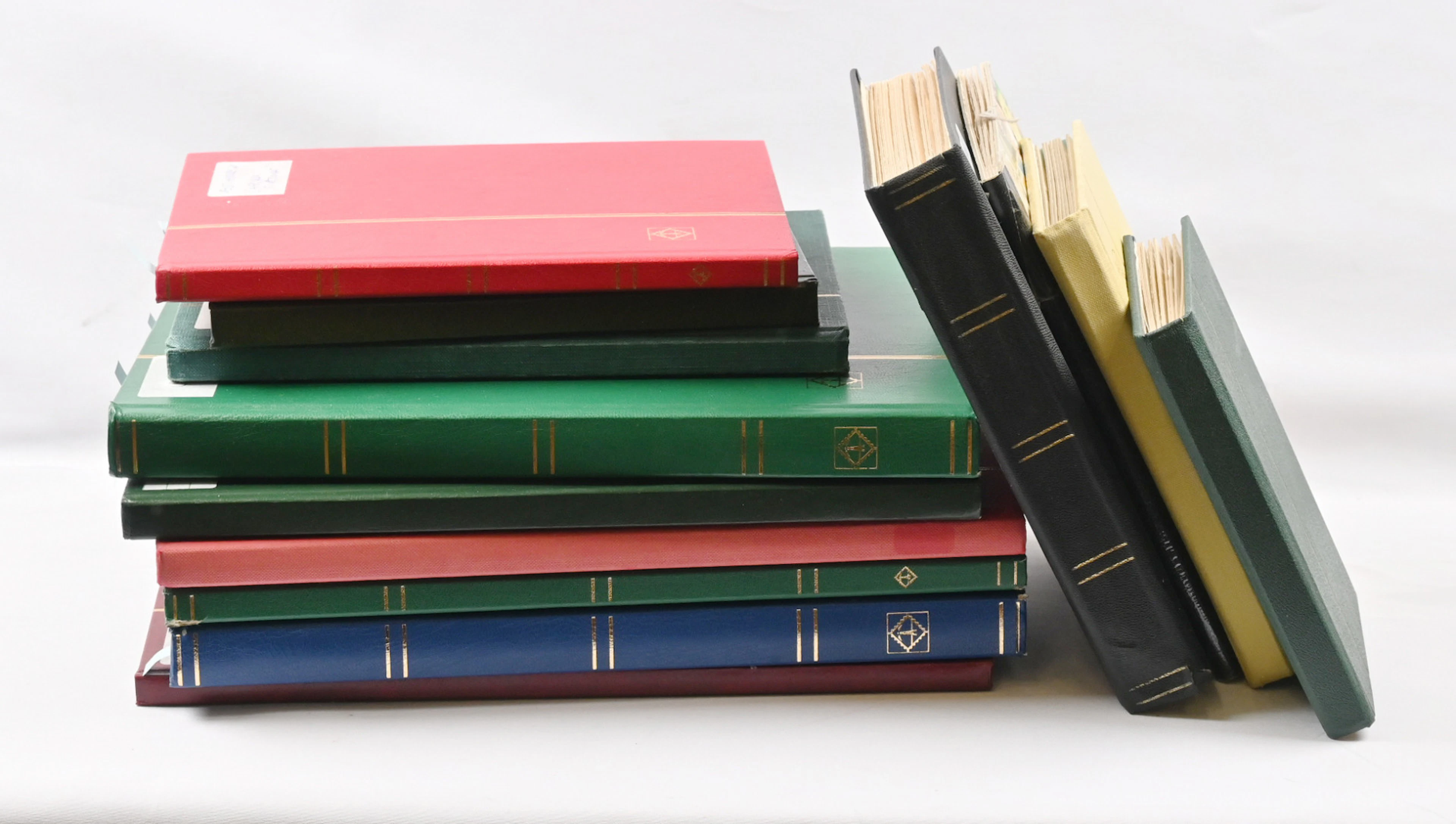 Overseas (no Europe) stamp lot in 13 stockbooks in different sizes.