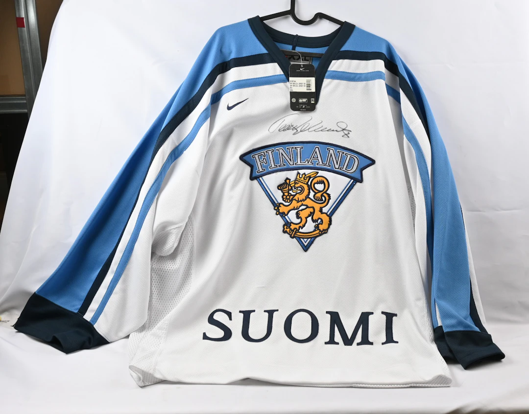 Teemu Selänne national team jersey with signature, unused (IIHF Replica