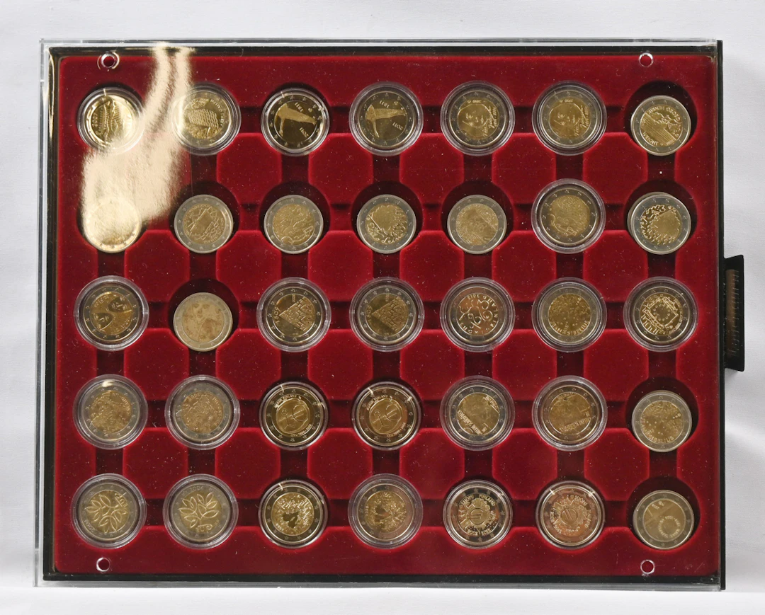 Collection lot of 2€ coins, over 140 pieces including 2004 two so-called