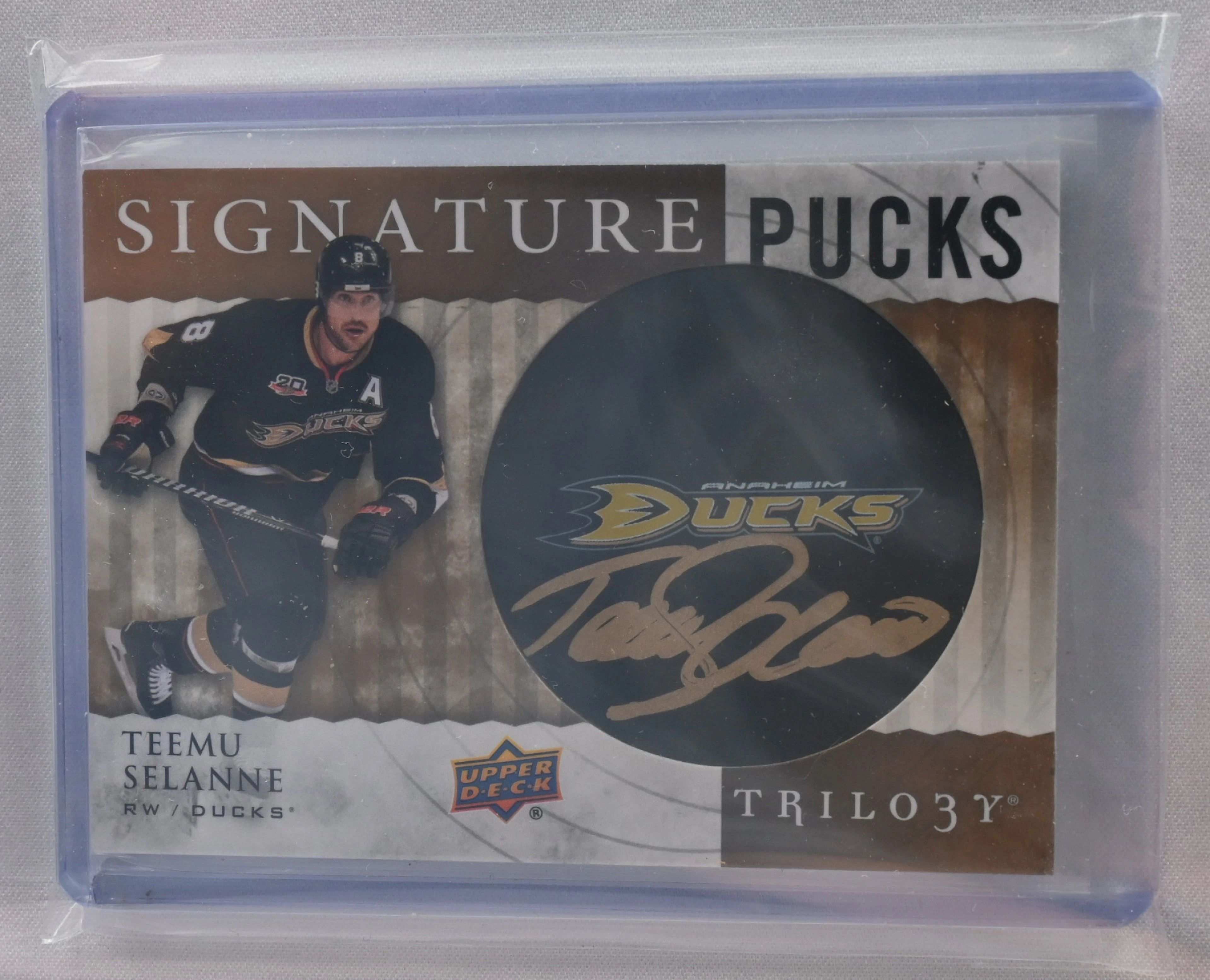 Teemu Selänne 2014-15 Trilogy Signature Pucks autograph.