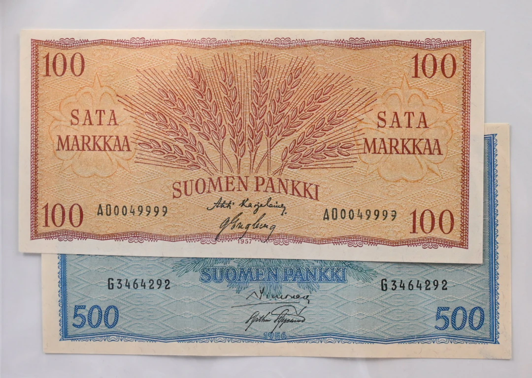 1956 500 markka G3467292, 1957 100 markka AO0049999 condition 01-0