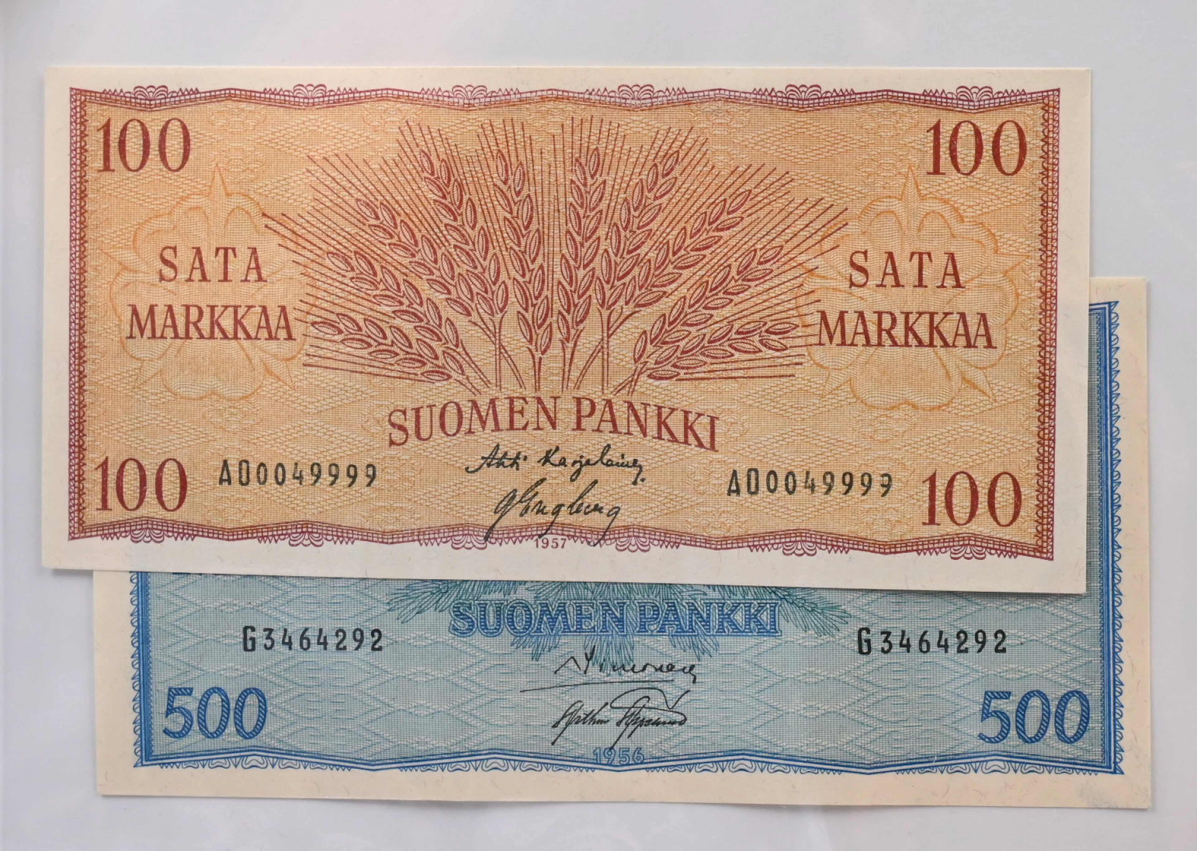 1956 500 markka G3467292, 1957 100 markka AO0049999 condition 01-0