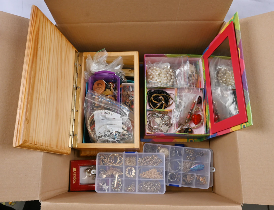 Jewelry, mixed discovery lot including also some merit badges, pins