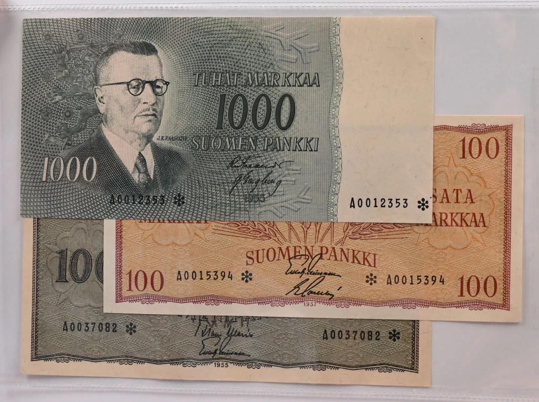 1955 1000 markka A0012353*, 1955 100 markka A037082*, 1957 100 markka