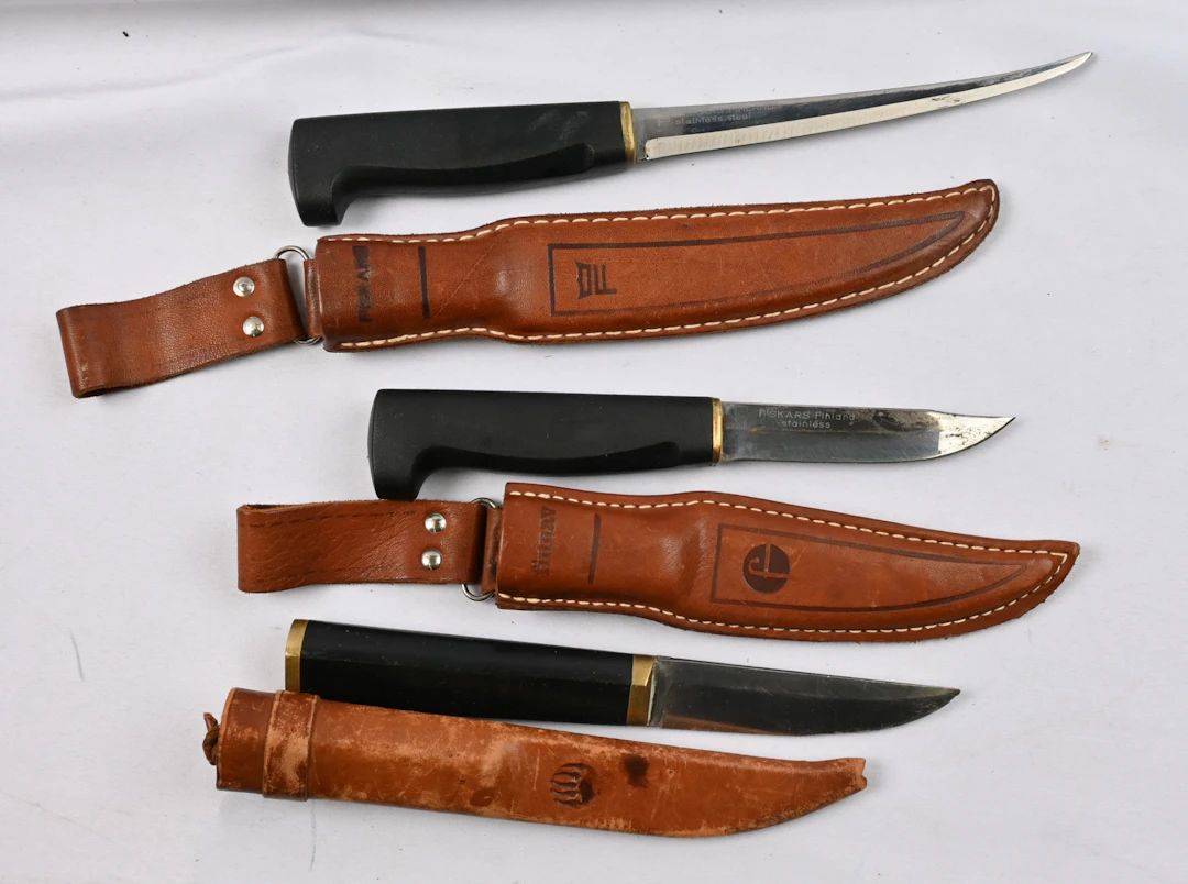 Three different knives, including a Tapio Wirkkala design. Signs of wear.