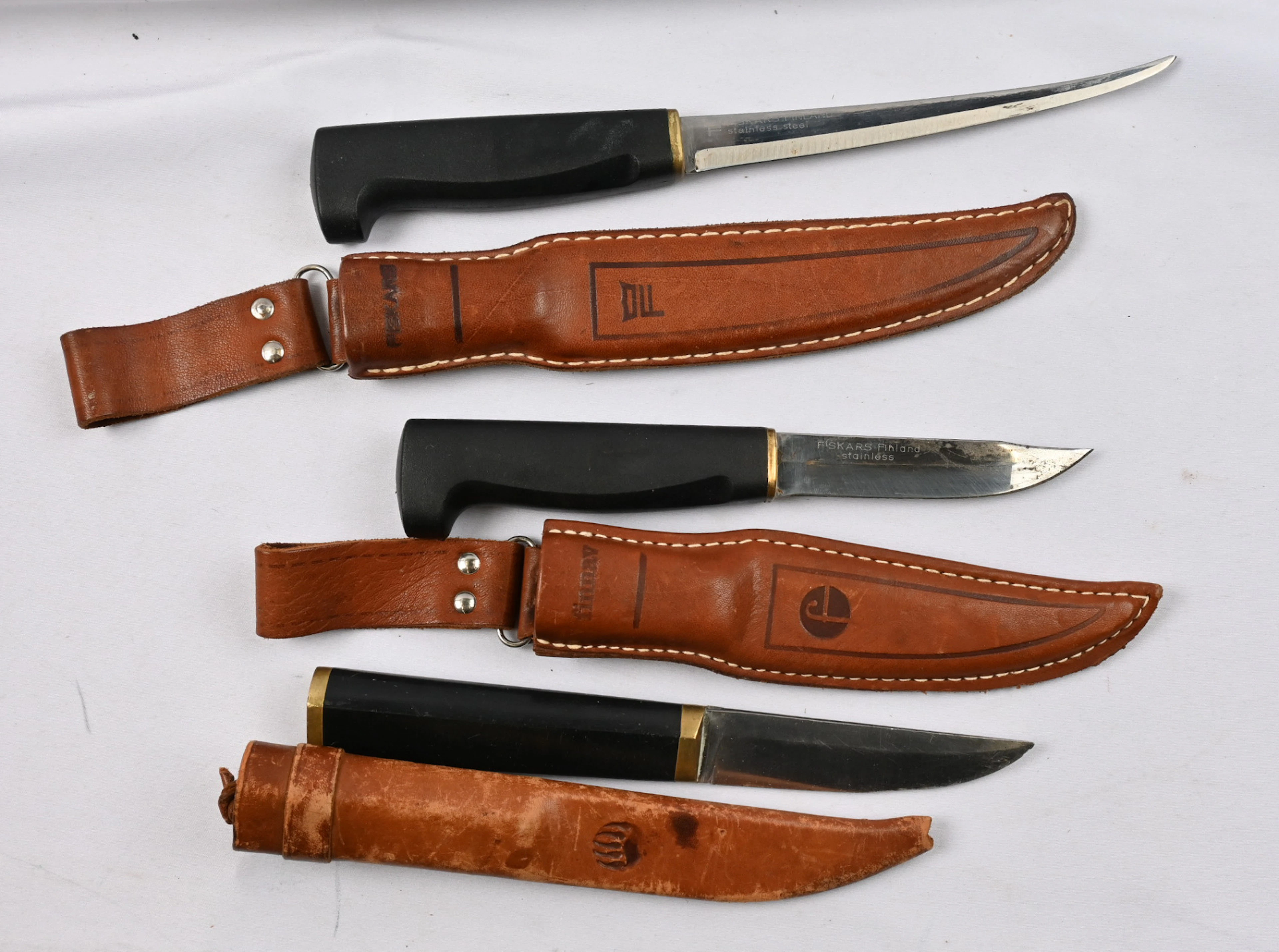 Three different knives, including a Tapio Wirkkala design. Signs of wear.