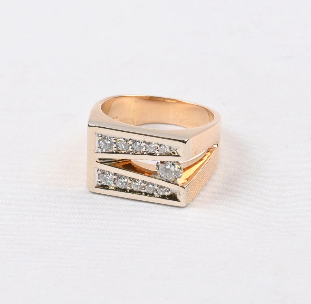 Striking diamond ring, gold and white gold (14 k). Diamonds in total