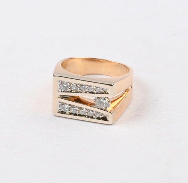 Striking diamond ring, gold and white gold (14 k). Diamonds in total