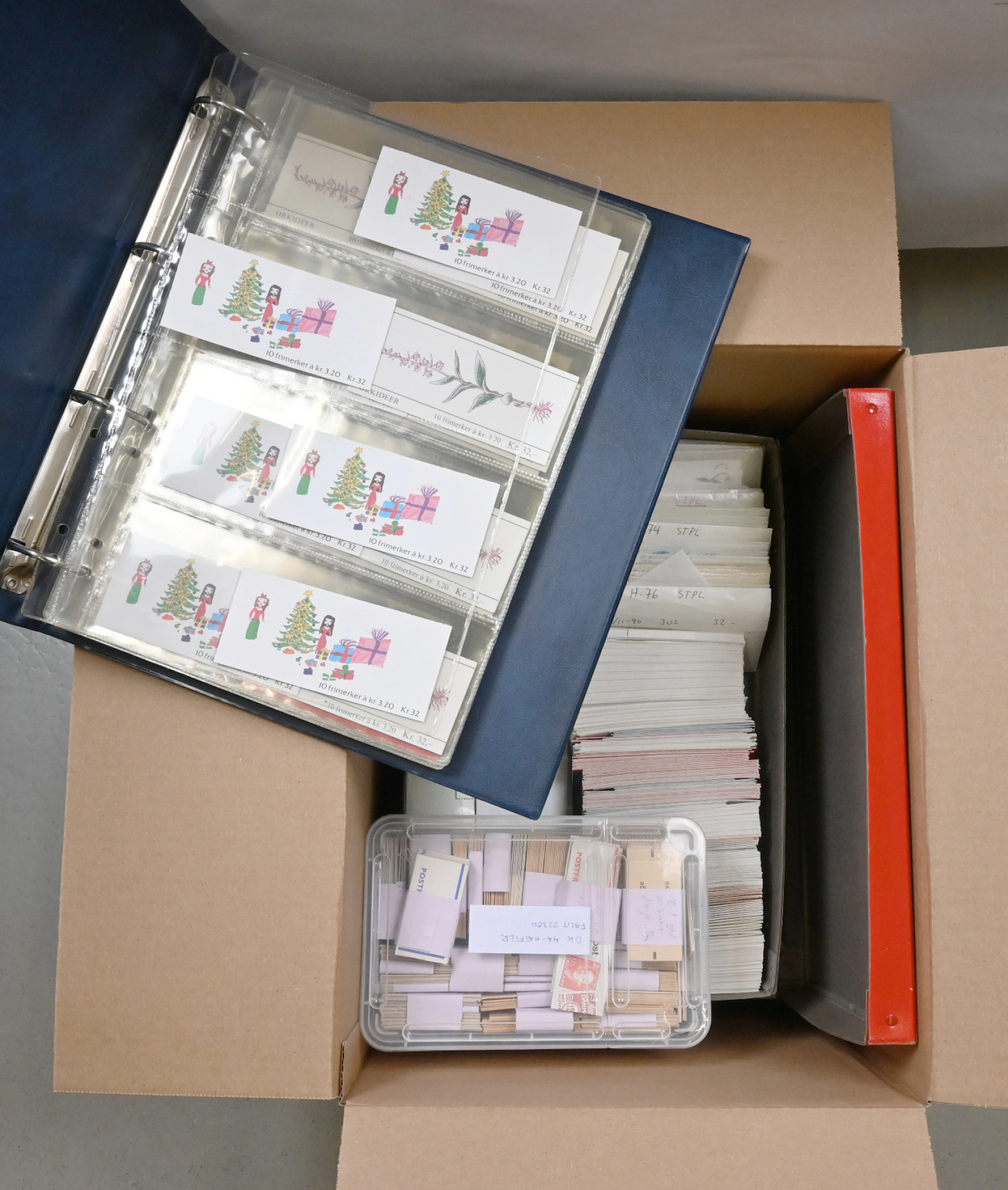 Booklets, large selection in boxes and in albums, total of ca. 6½