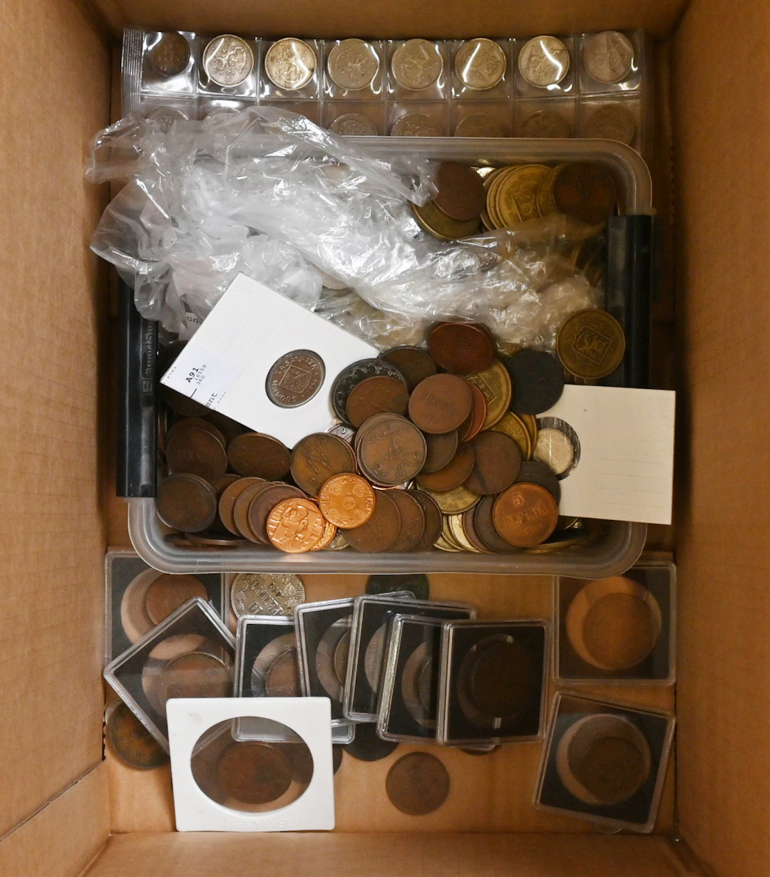 Selection of over 5 KG of coins, also a few banknotes like 1986 500 markka etc.