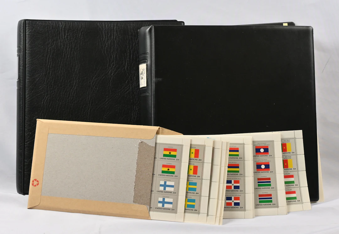 UN flag series stamps, combination pairs as well as sheets in two