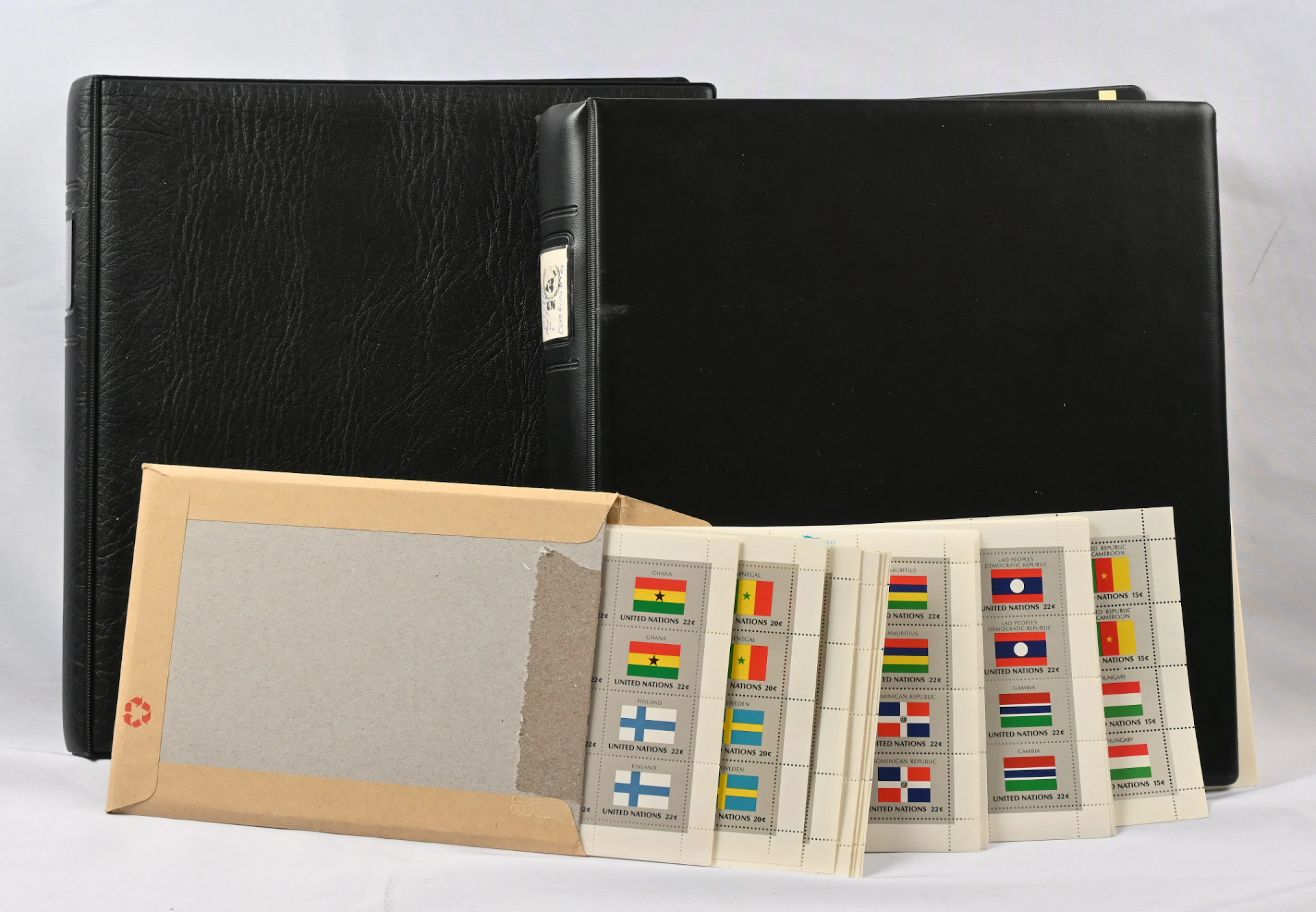 UN flag series stamps, combination pairs as well as sheets in two