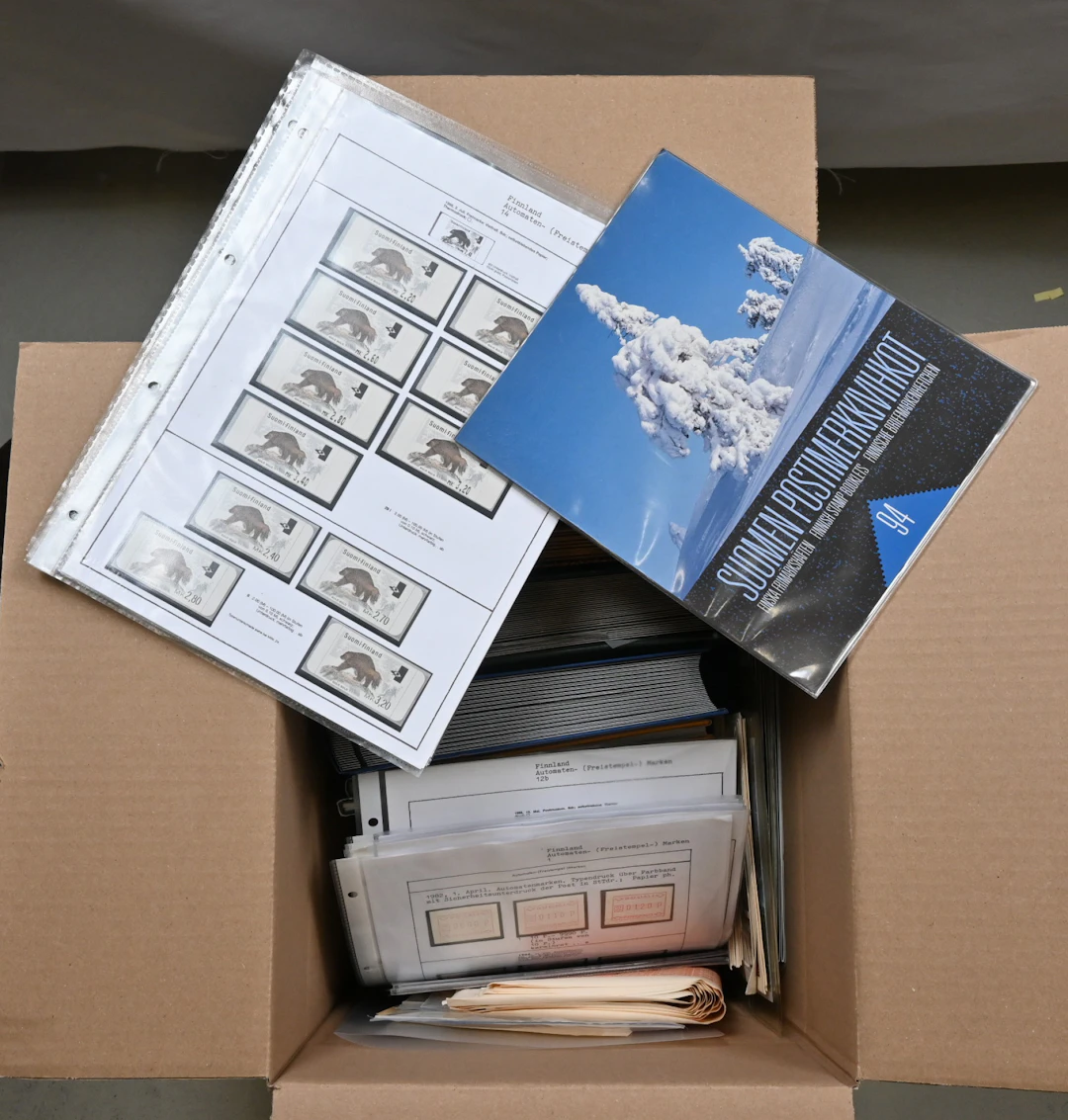 Box with ca. 10 KG mixed material including albums, complete sheets