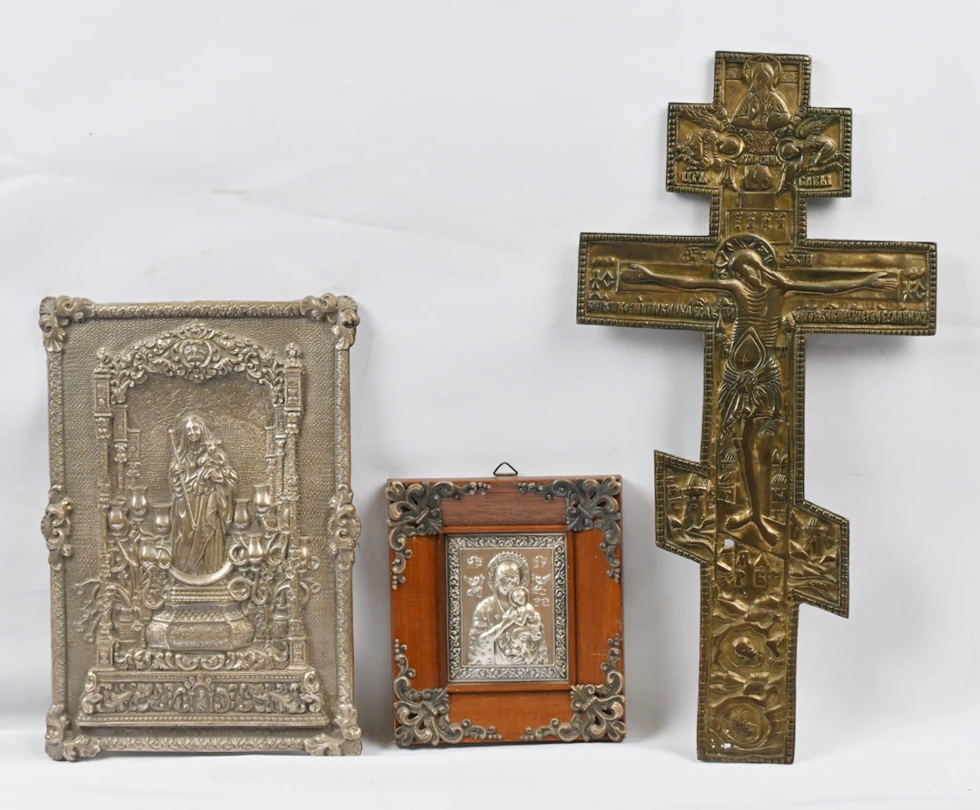 Crucifixes seven pieces, different sizes (5 cm - 35 cm) as well as
