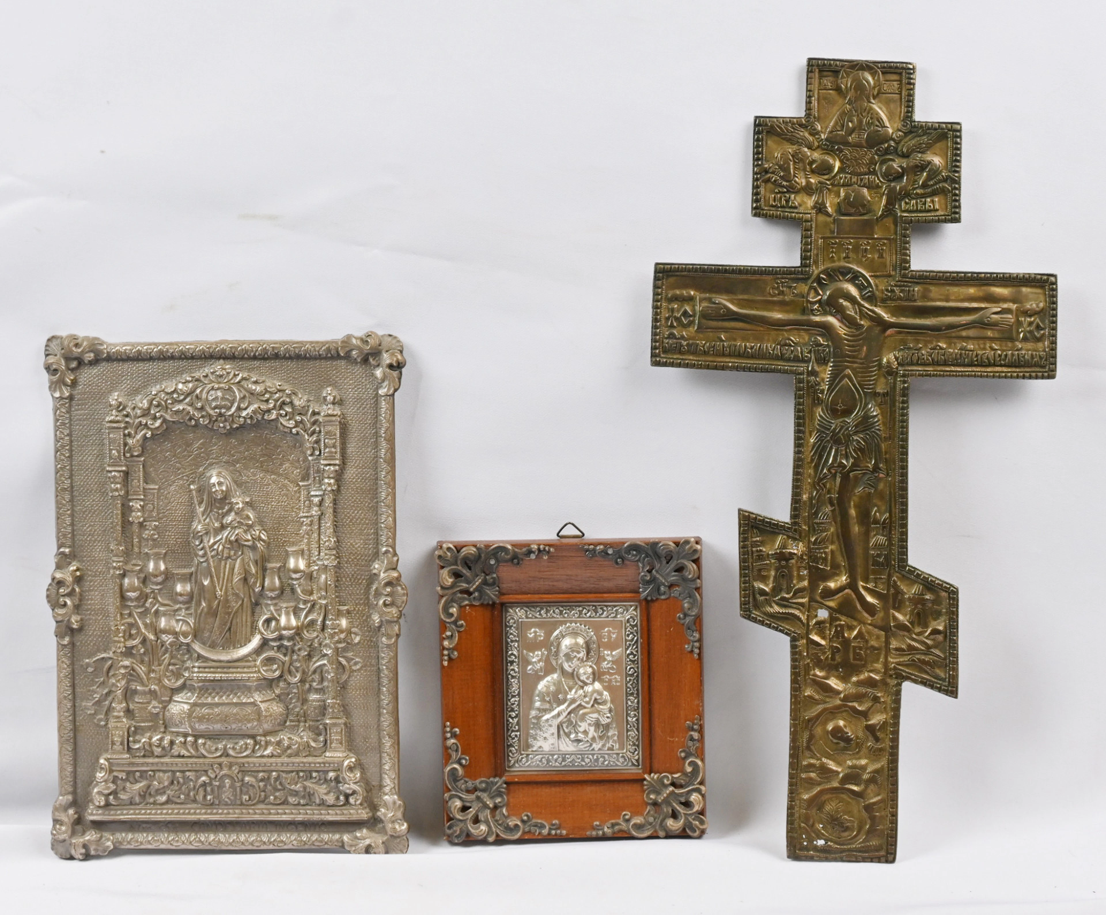 Crucifixes seven pieces, different sizes (5 cm - 35 cm) as well as