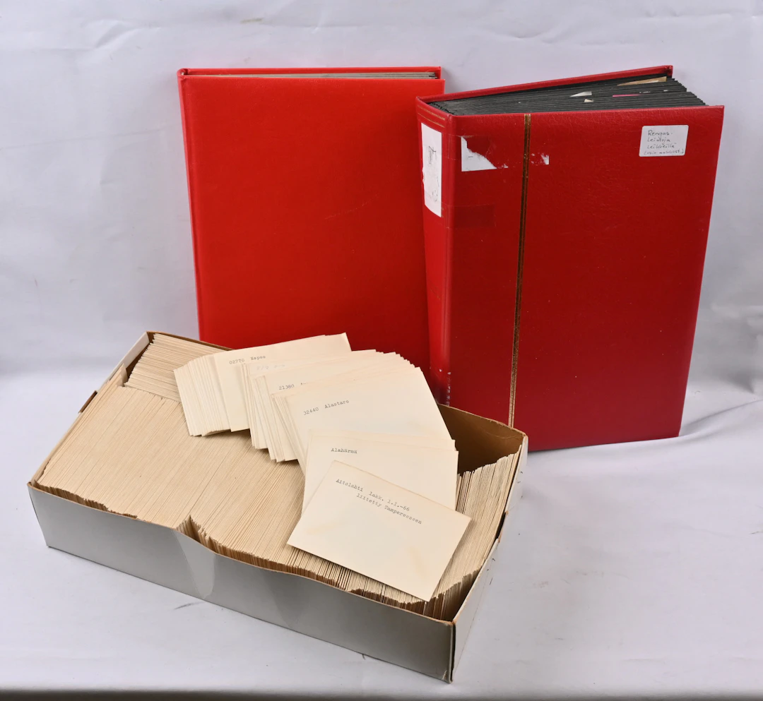 Town/city postmarks in alphabetical order in two stockbooks on fragments