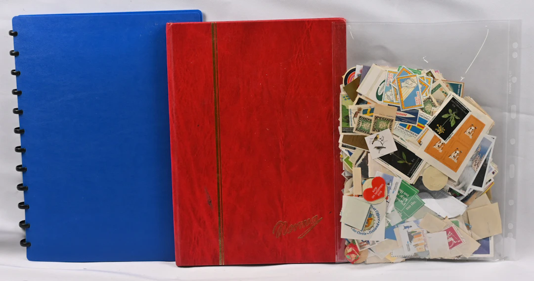 Abundant selection mainly of newer envelope seal labels in two stockbooks