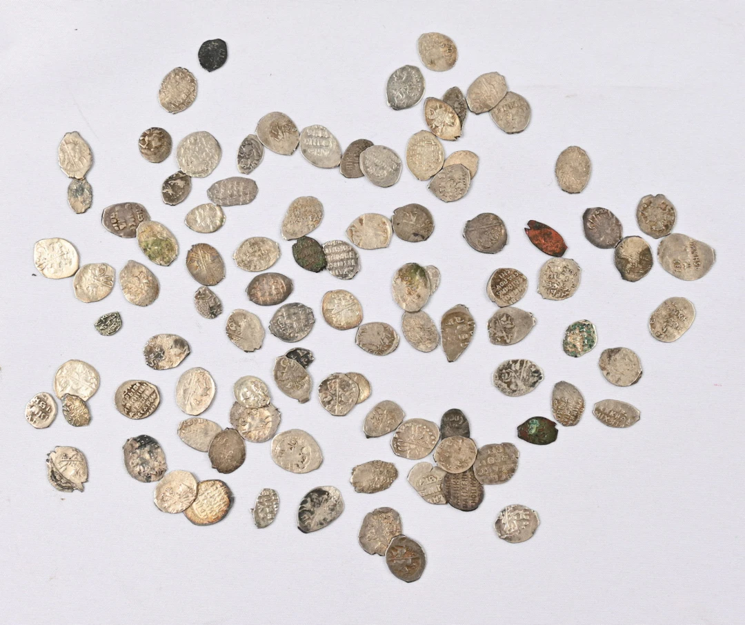 Fine large selection of silver ”wire money” from the 1500 - 1600s