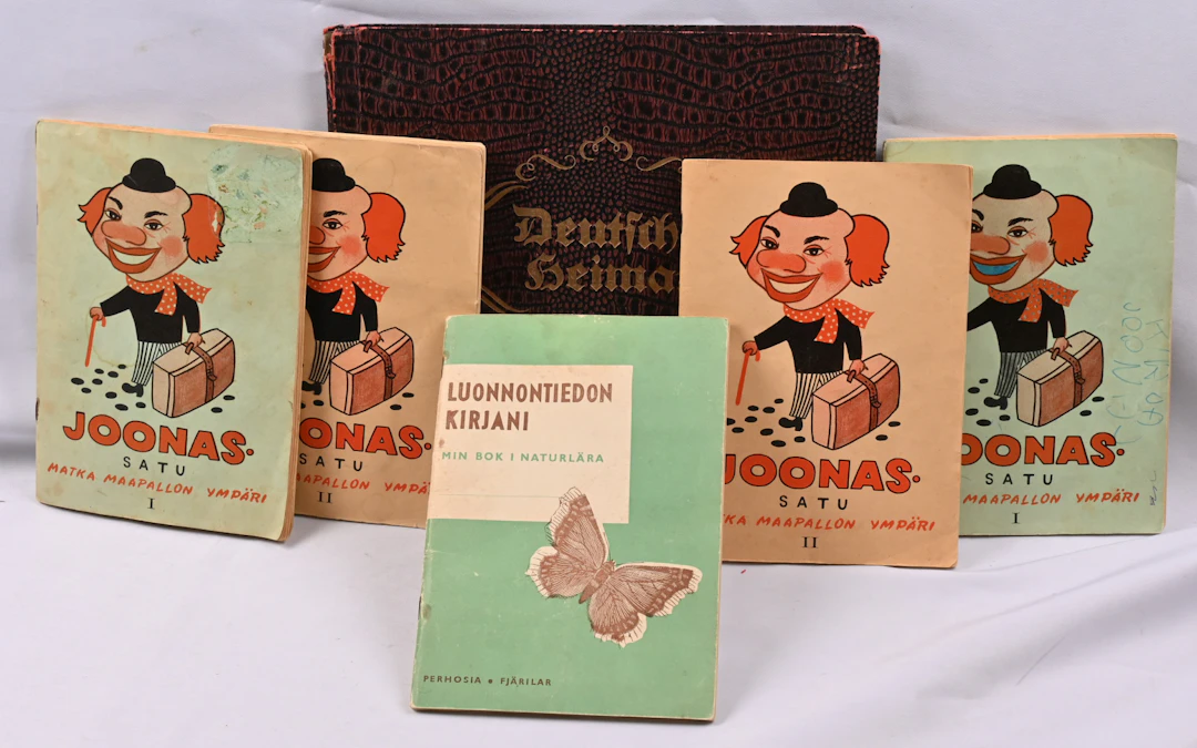 "Joonas" fairy tale collectible card booklets, ”Matka maapallon ympäri”