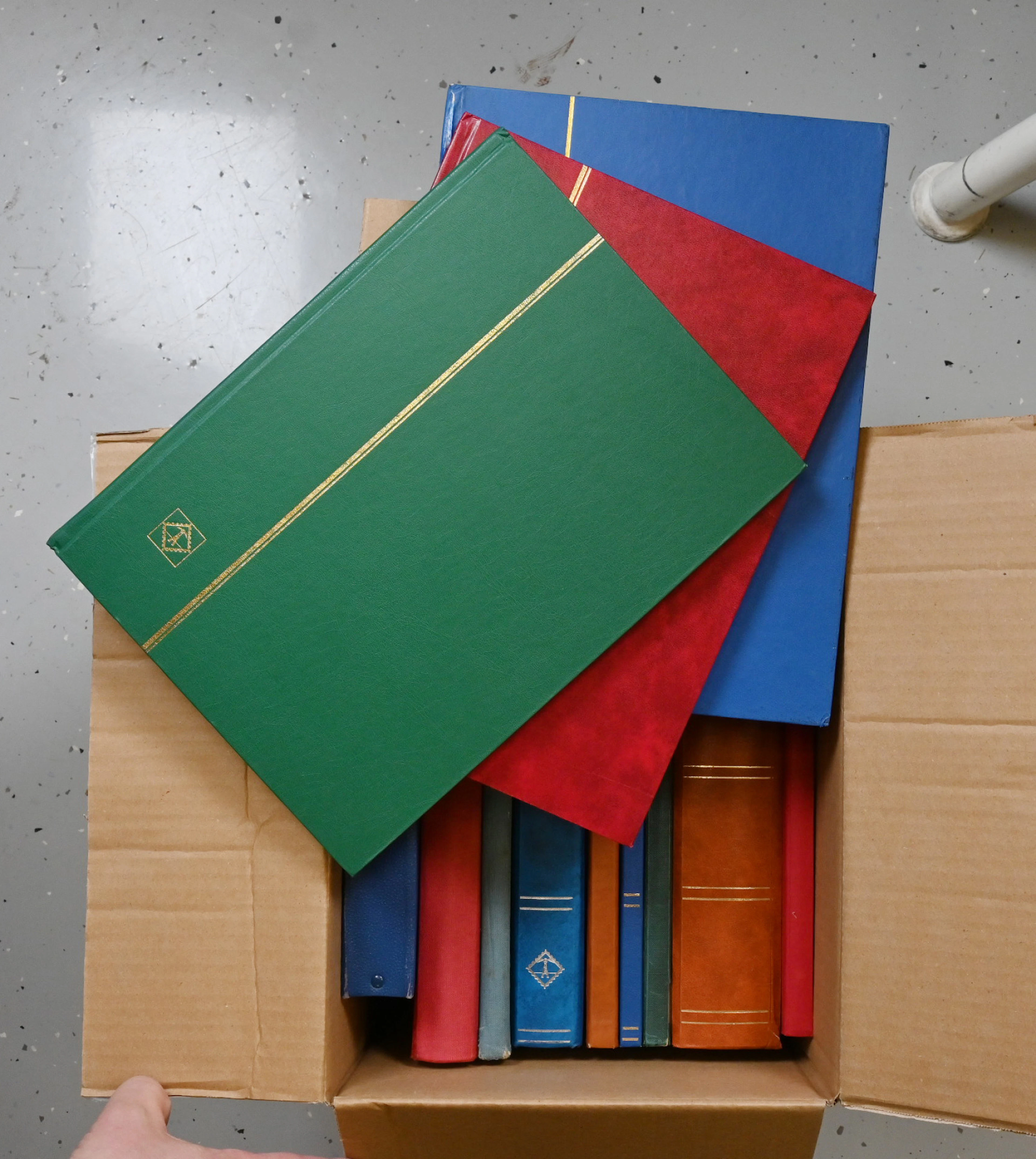 Large stock material of used in 12 stockbooks. Old and new.