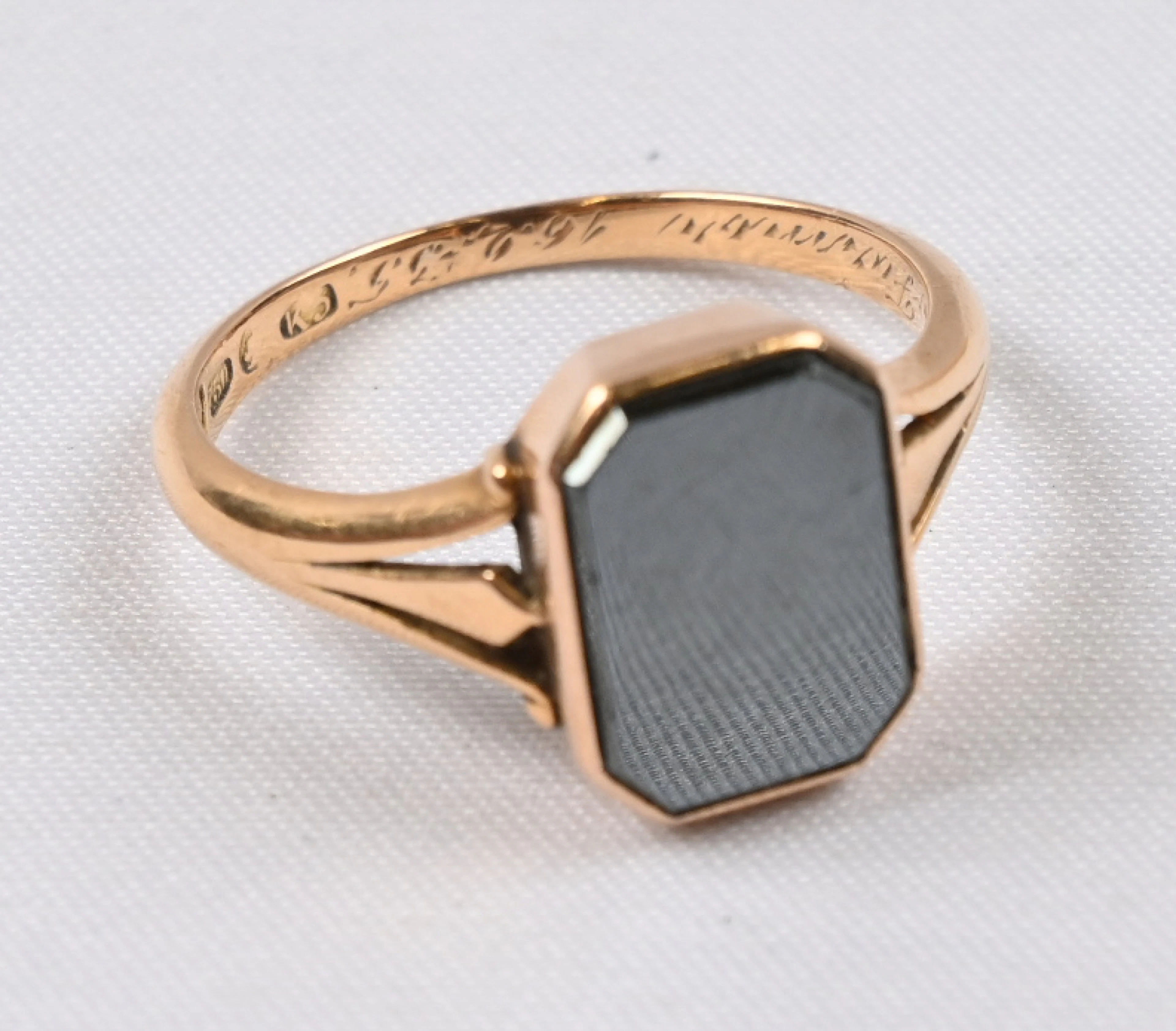 Signet ring, gold (750), engraving. Gross weight approximately 5g.