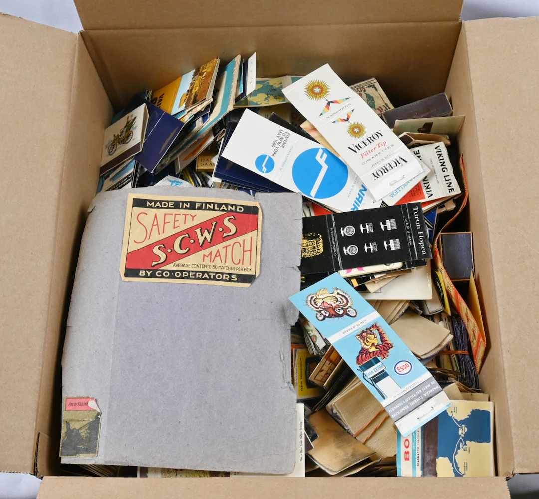 Labels as loose items and in old notebooks mixed selection approximately 2 KG.