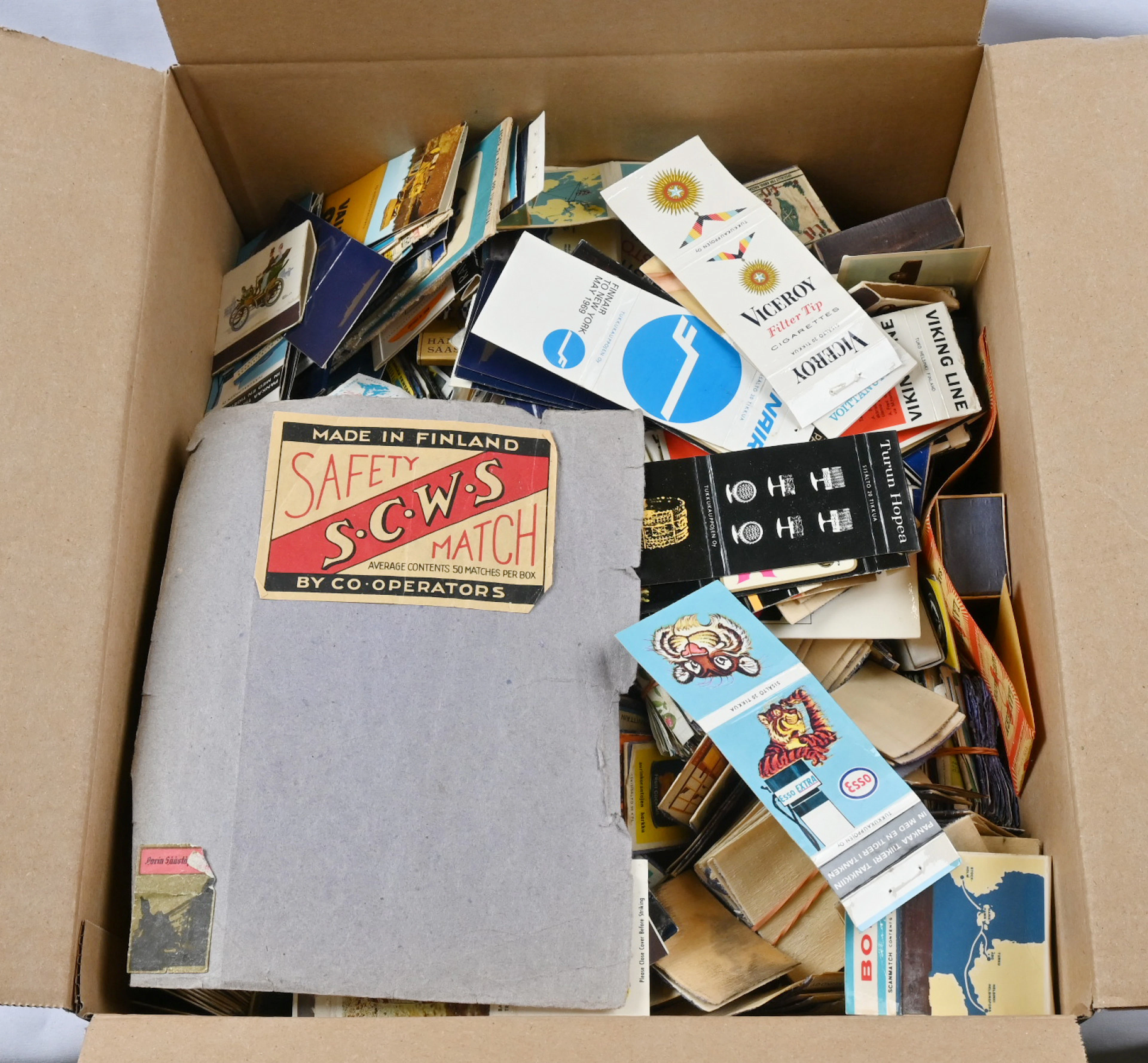 Labels as loose items and in old notebooks mixed selection approximately 2 KG.