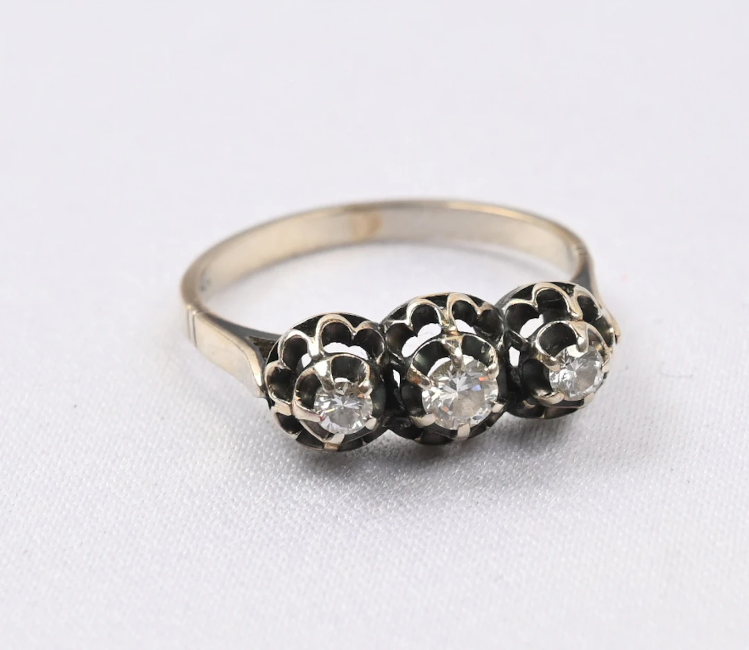 Small ring, white gold (750) with three gemstones. Gross weight 3.2
