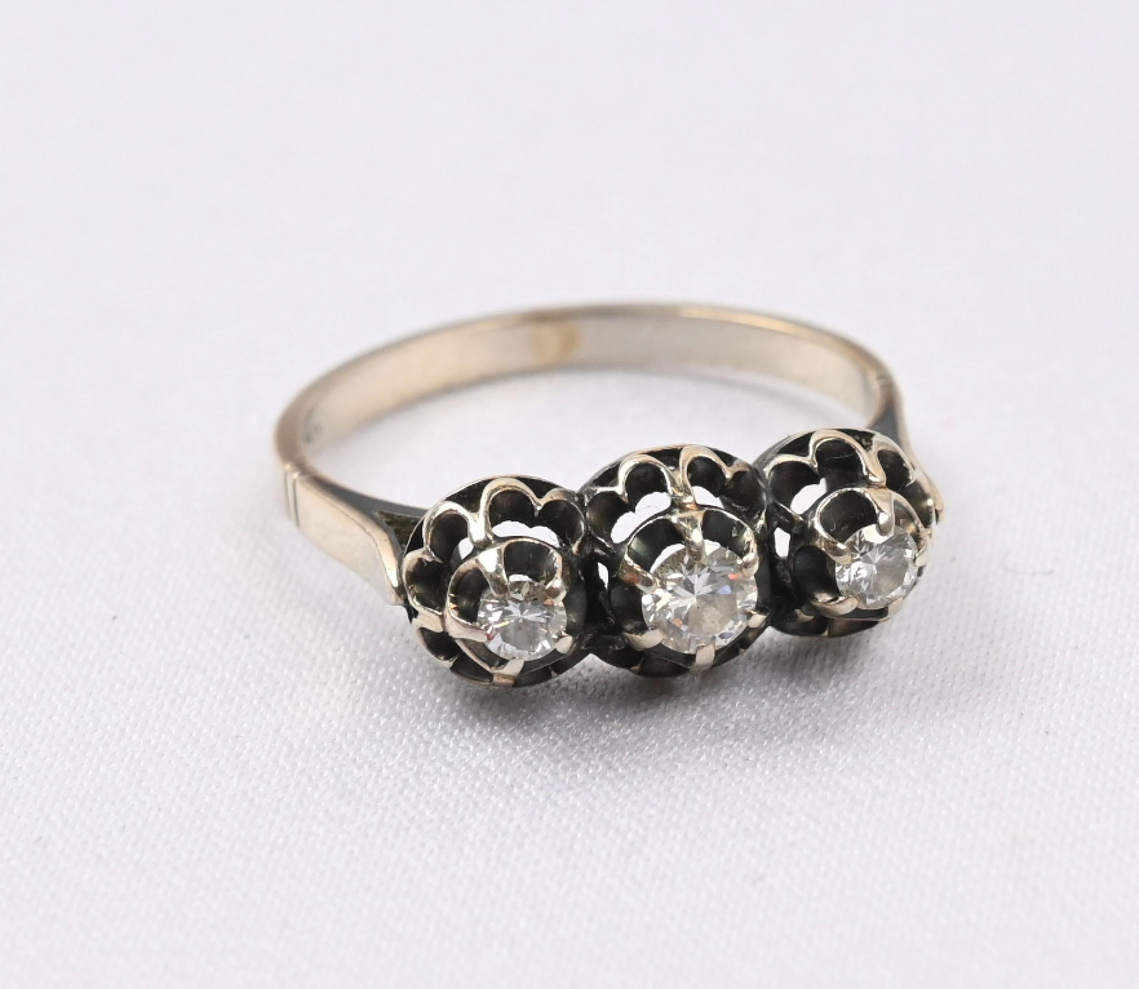 Small ring, white gold (750) with three gemstones. Gross weight 3.2