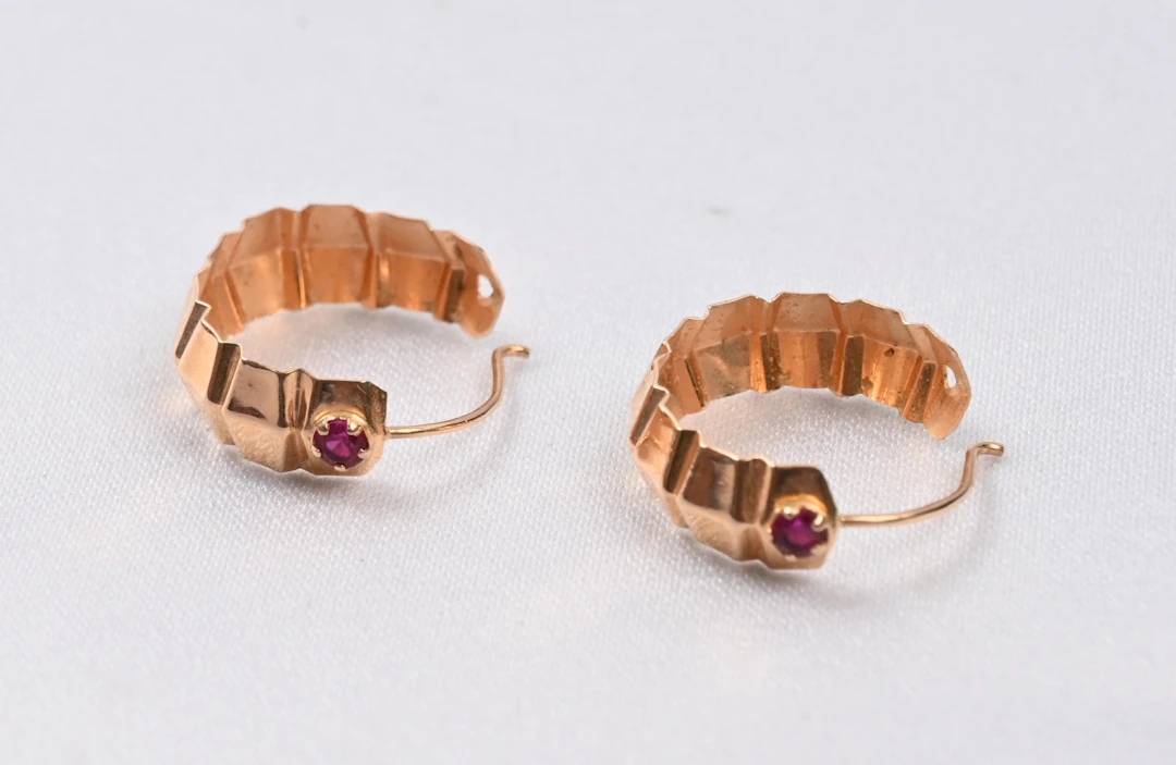 Earrings, with red gemstones, gold (585). Gross weight approximately 1.1 g.