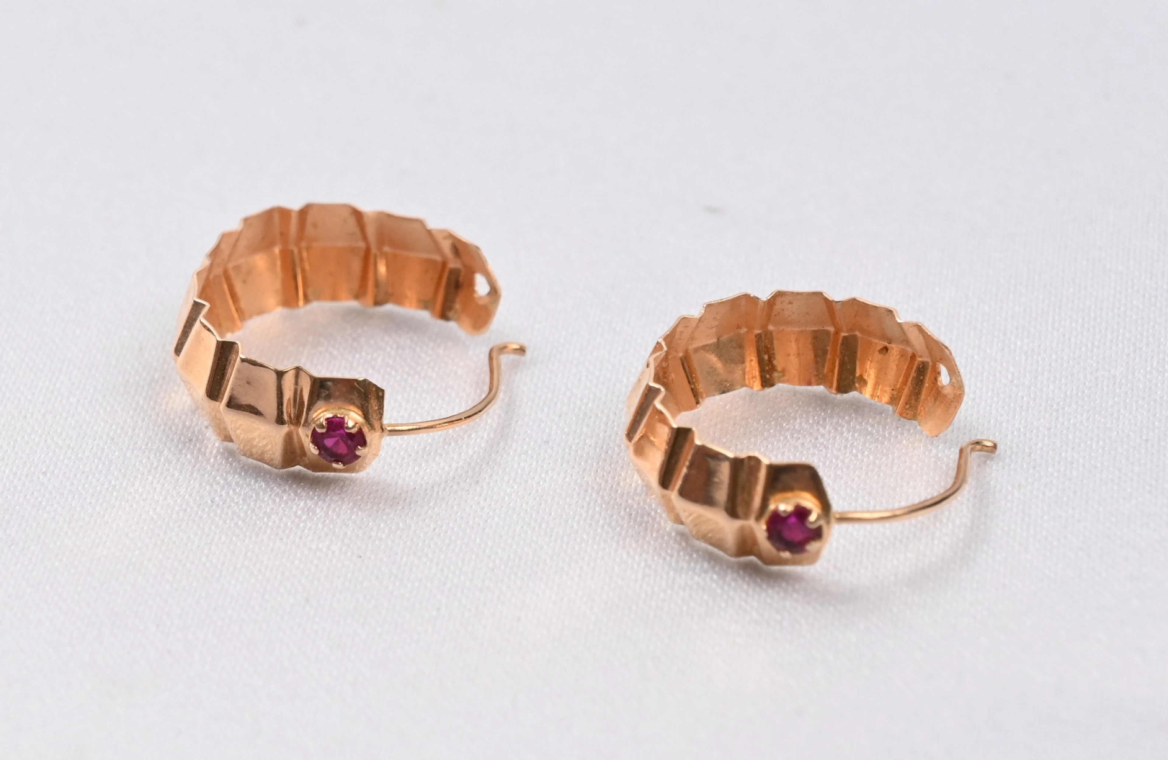 Earrings, with red gemstones, gold (585). Gross weight approximately 1.1 g.
