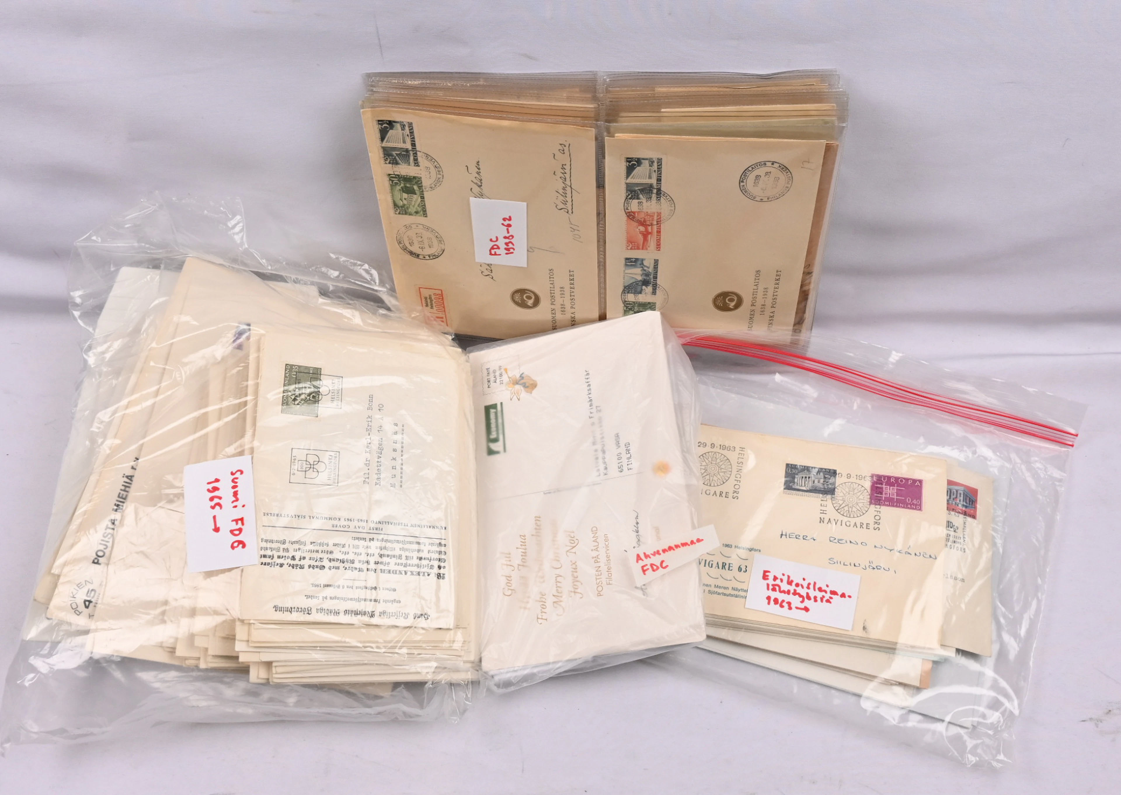 From 1938 onwards FDCs and special postmark covers selection in a 2 KG box.