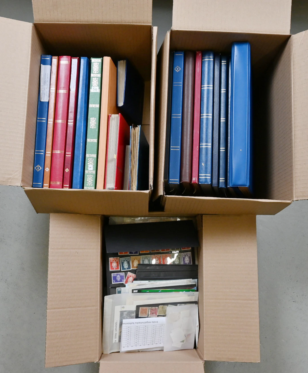 Worldwide, large stamp selection in 16 stockbooks as well as in a