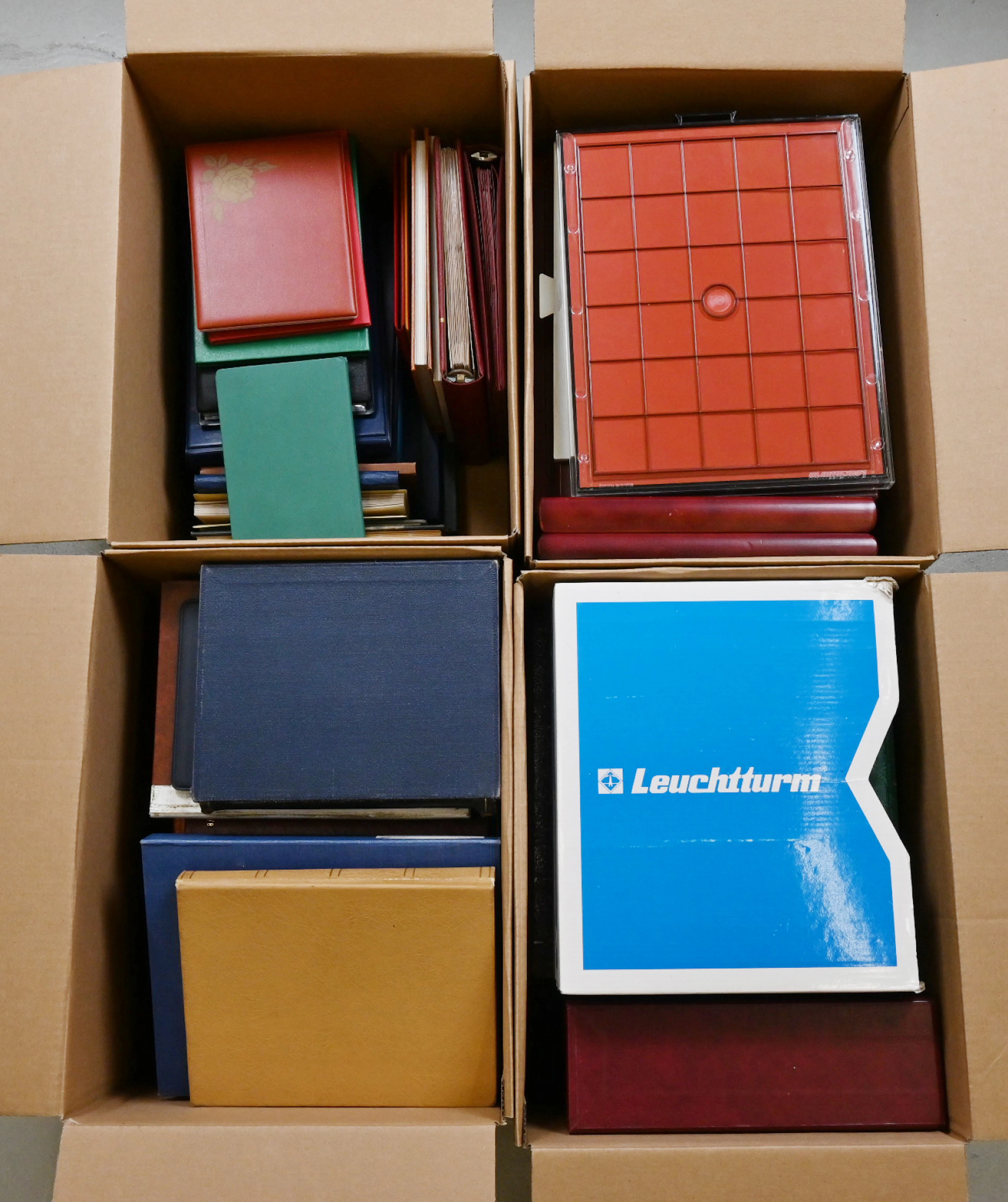 30 KG of accessories: stockbooks of various sizes, albums + pages