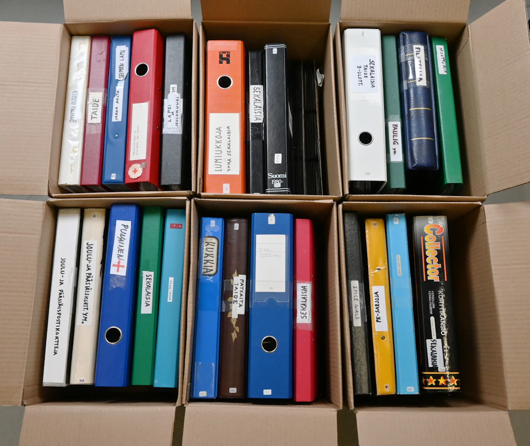 LARGE card collection in 26 binders, eg. artist, thematic and other