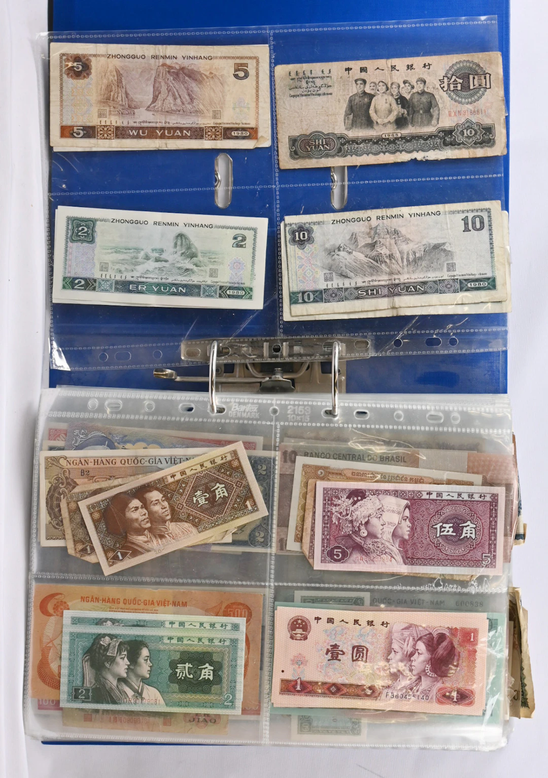 Worldwide banknotes selection in three binders. Over 4 KG, variable